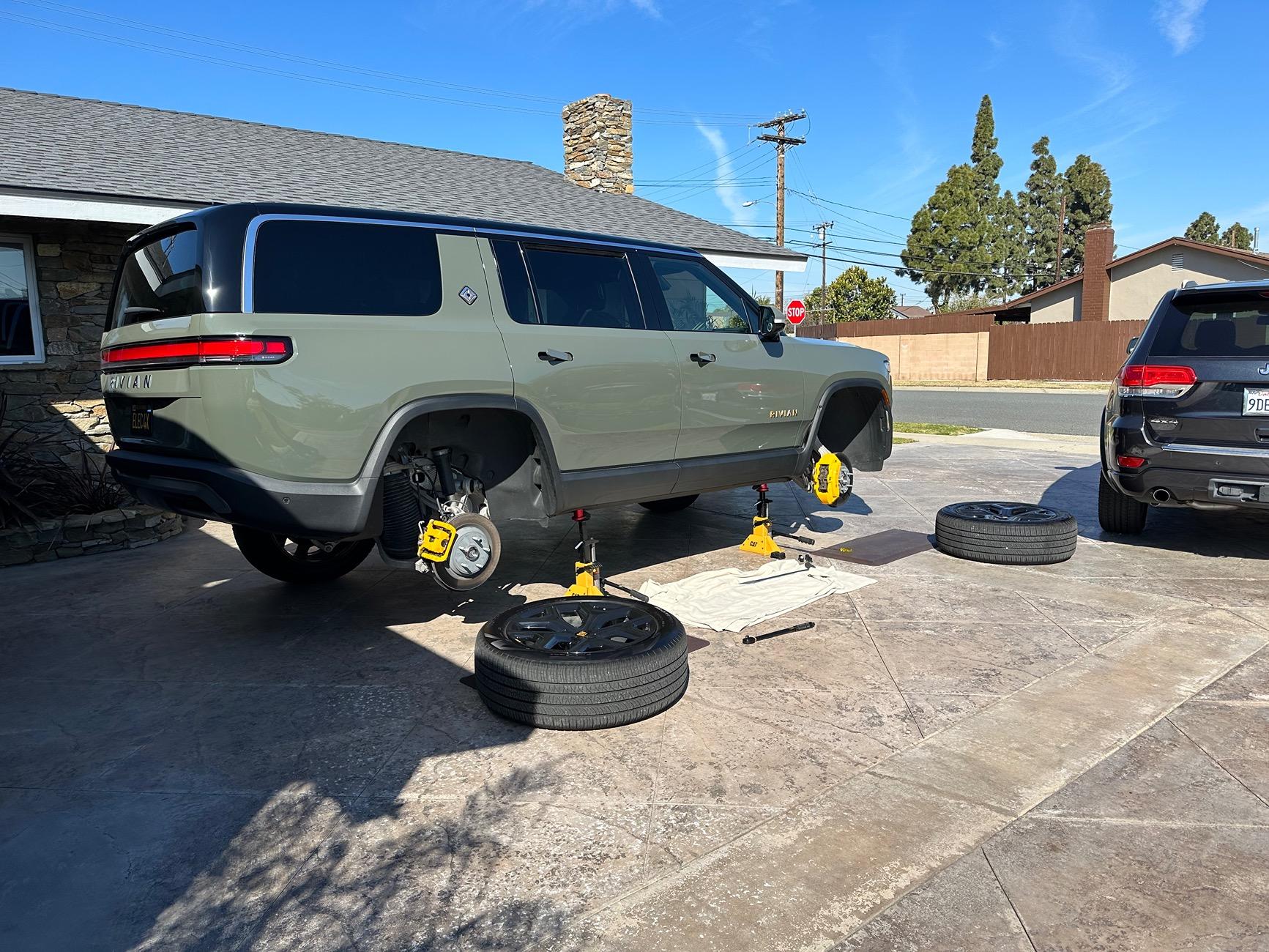 Rivian R1T R1S JackStands with Rivian IMG_8836