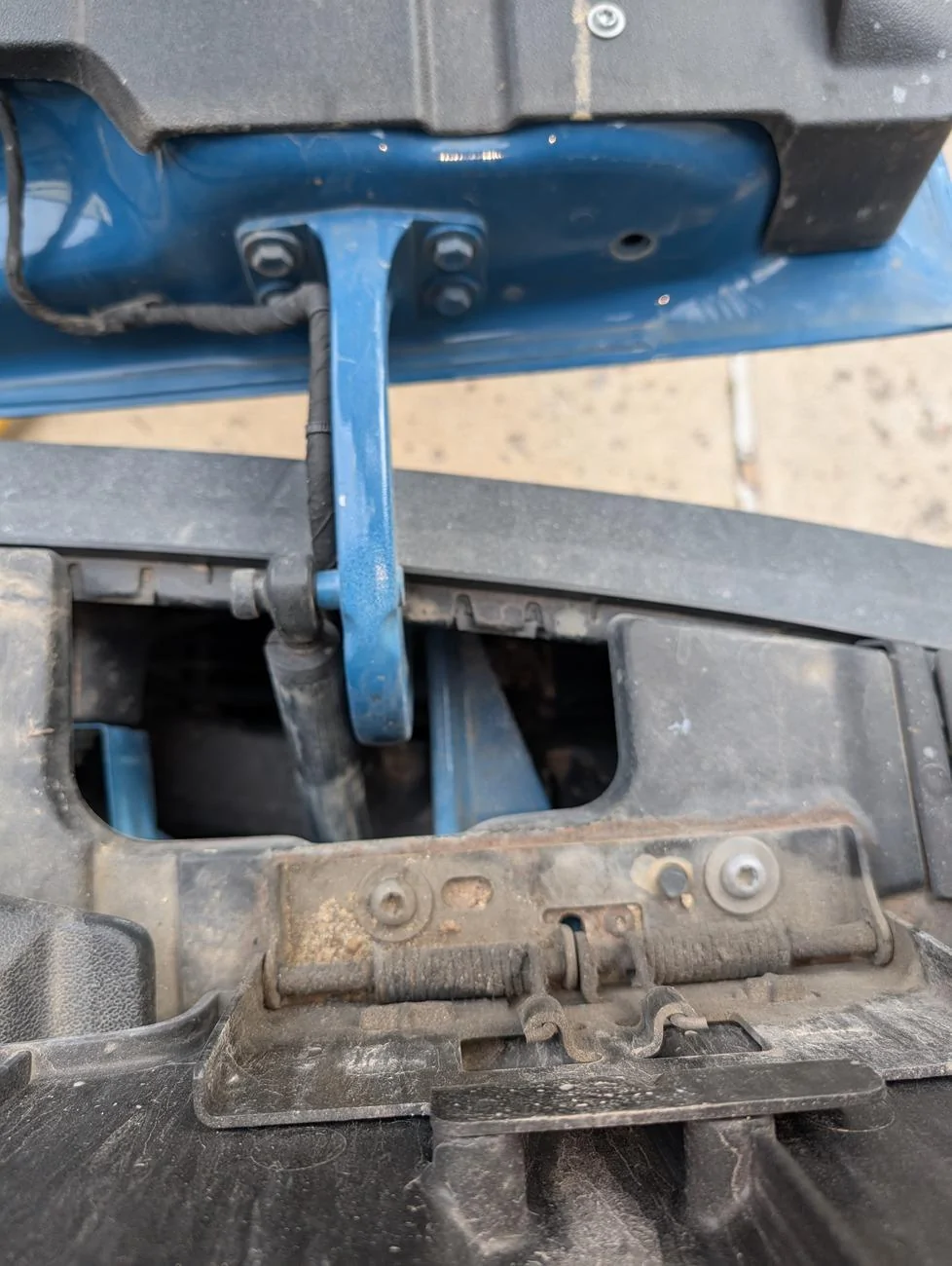 Rivian R1T R1S Need help—R1T tailgate install 1000004532