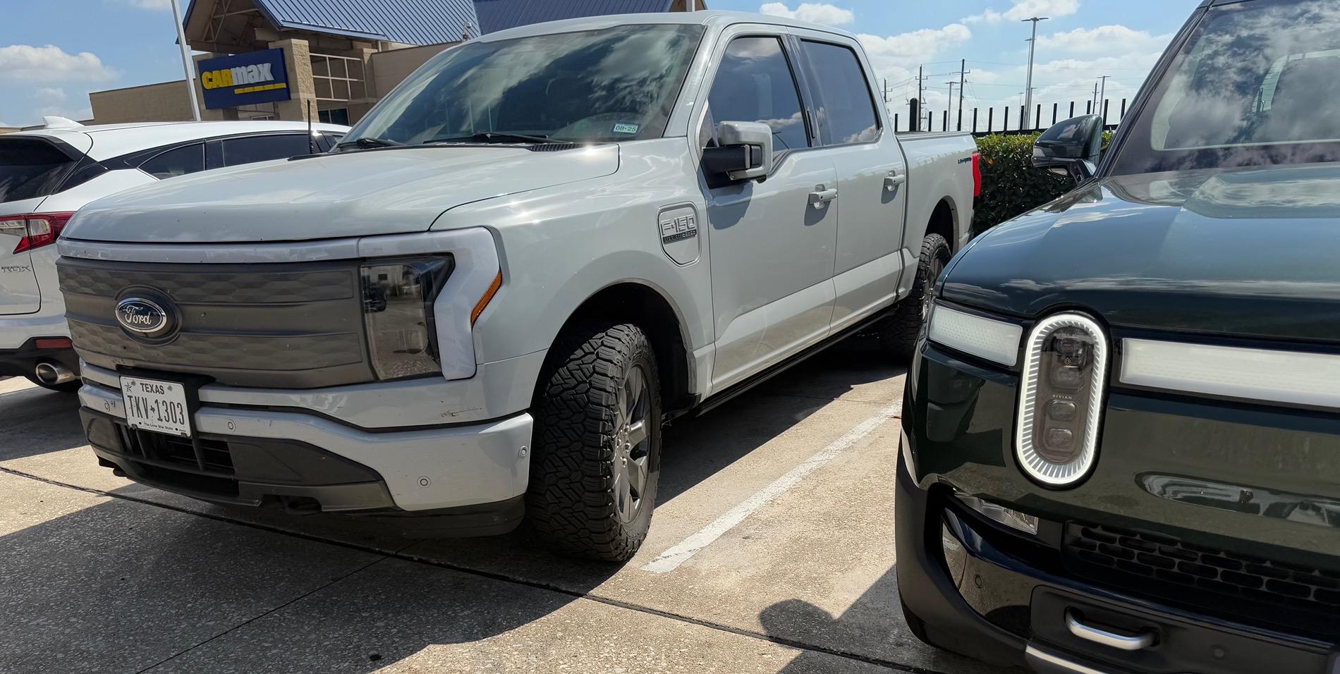 Rivian R1T R1S R1T (Tri) Vs Lightning IMG_0022 (1)