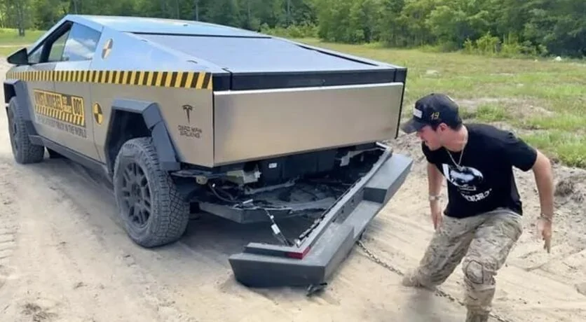 Rivian R1T R1S Rivian R1T saves a stuck semi by pulling it out of mud in Covington, KY 1732373788206-dr