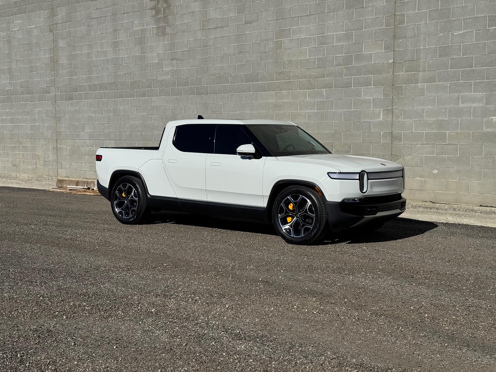 Rivian R1T R1S R1T (Tri) Vs Lightning IMG_2785