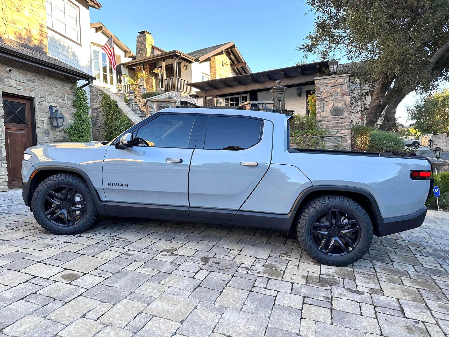 Rivian R1T R1S 22” Range Wheels —> 20” Atomic Wheels + KO3 Tires IMG_0894