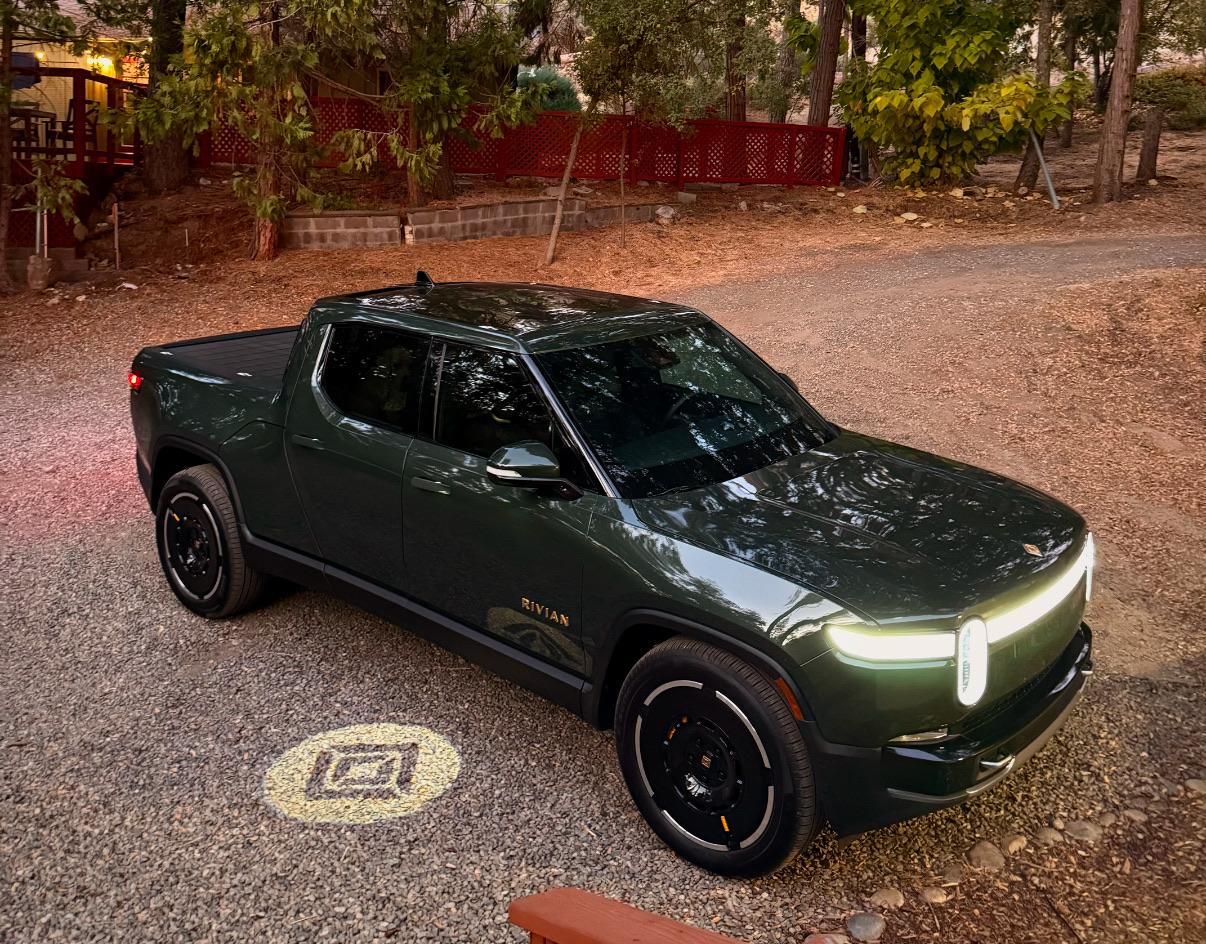 Rivian R1T R1S Gen2 22" Range Wheels ARE compatible with Gen1... IMG_4225