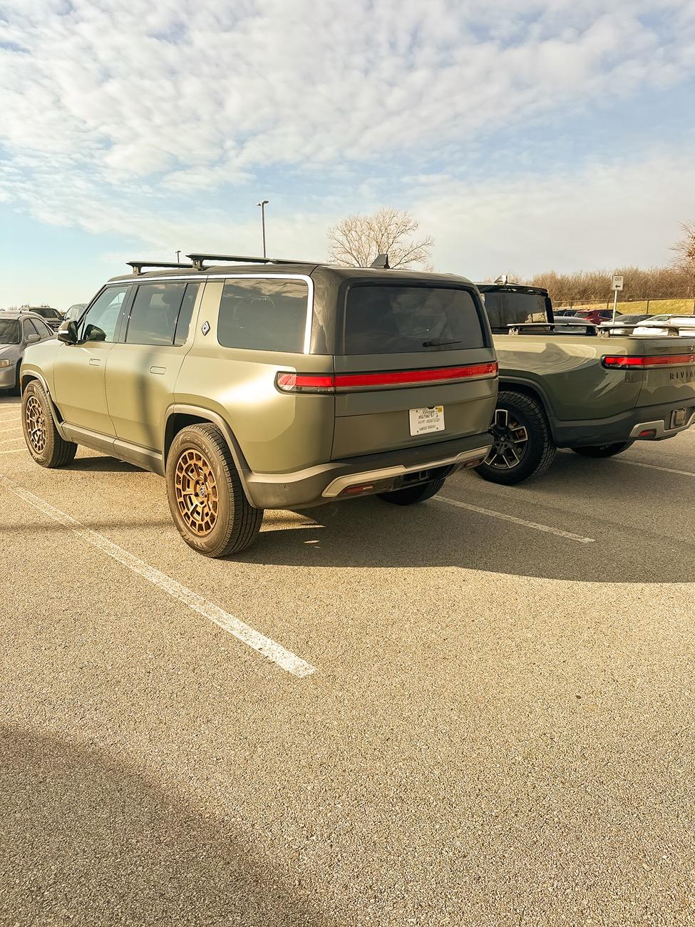 Rivian R1T R1S Kansas City Rivian Club helps out Chicago Rivian owner in need IMG_1234