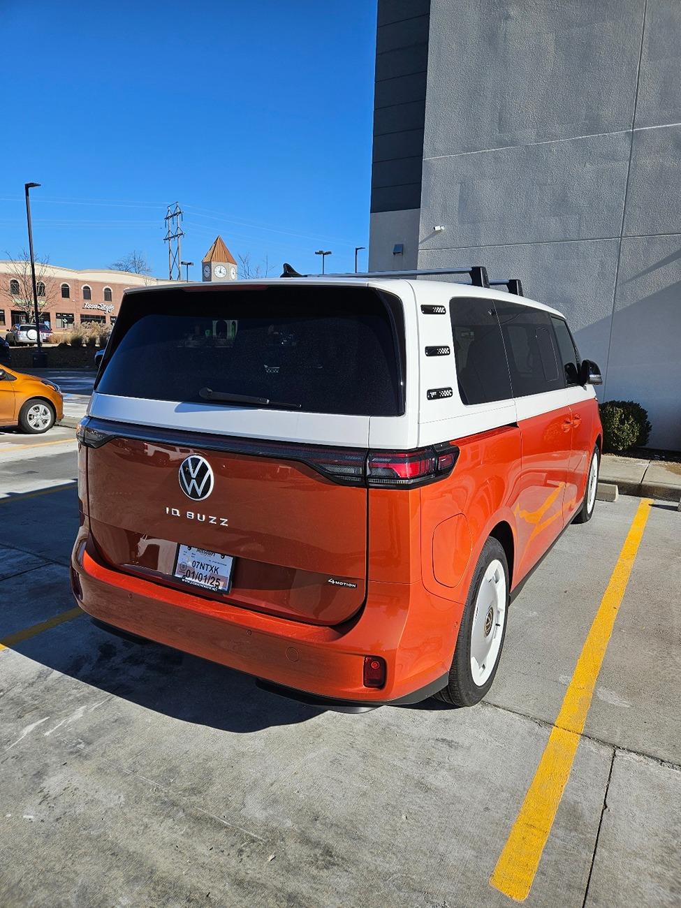 Rivian R1T R1S Finally saw an ID Buzz 1000004763