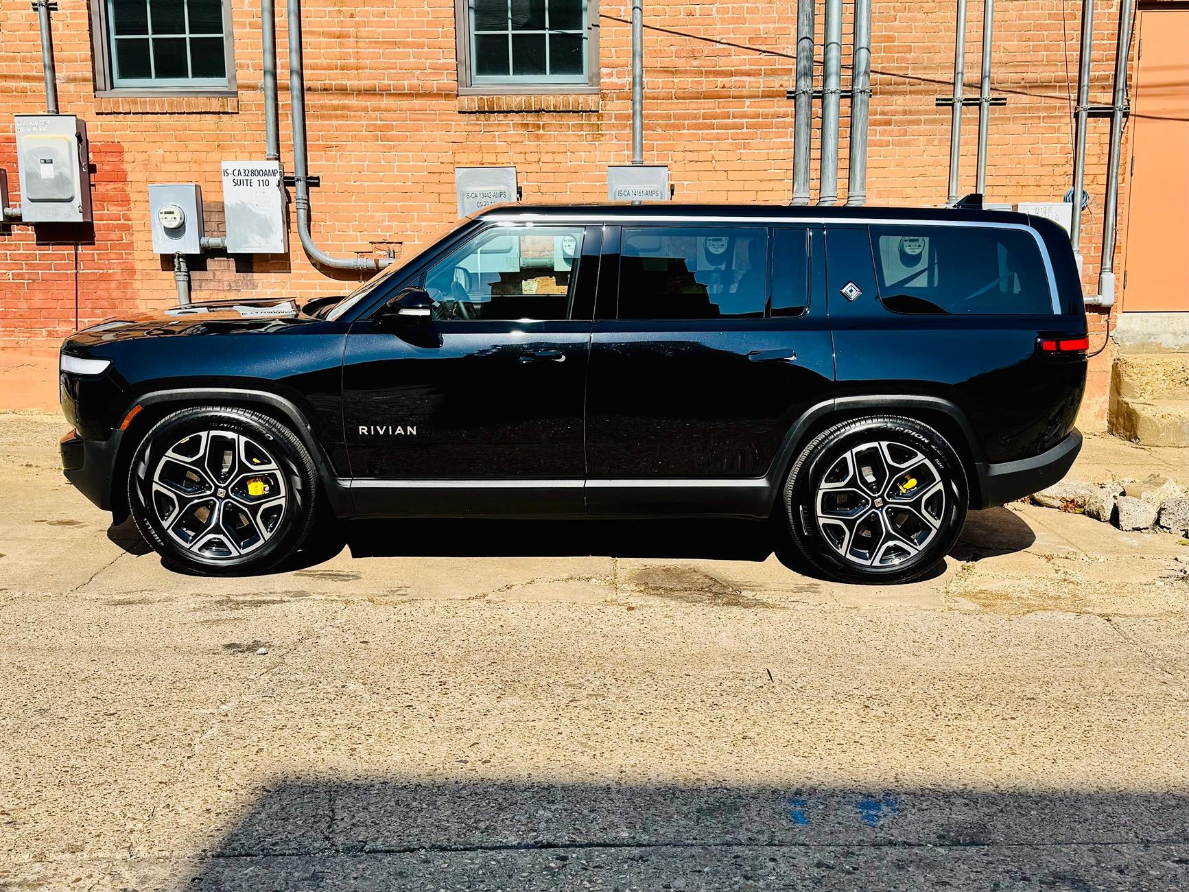 Rivian R1T R1S Nice little after car wash action. IMG_2629