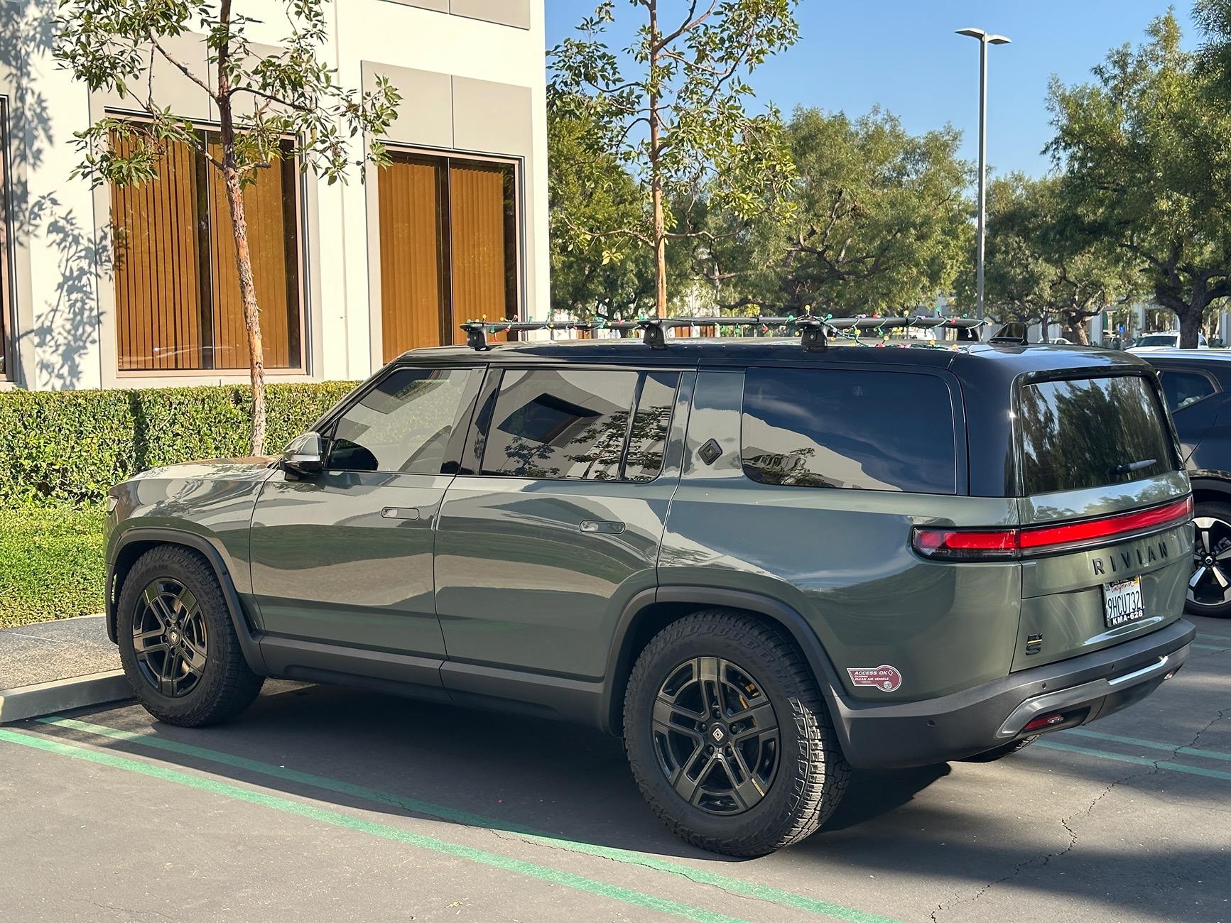 Rivian R1T R1S Dark Crossbars installed on R1S - Photos IMG_7641