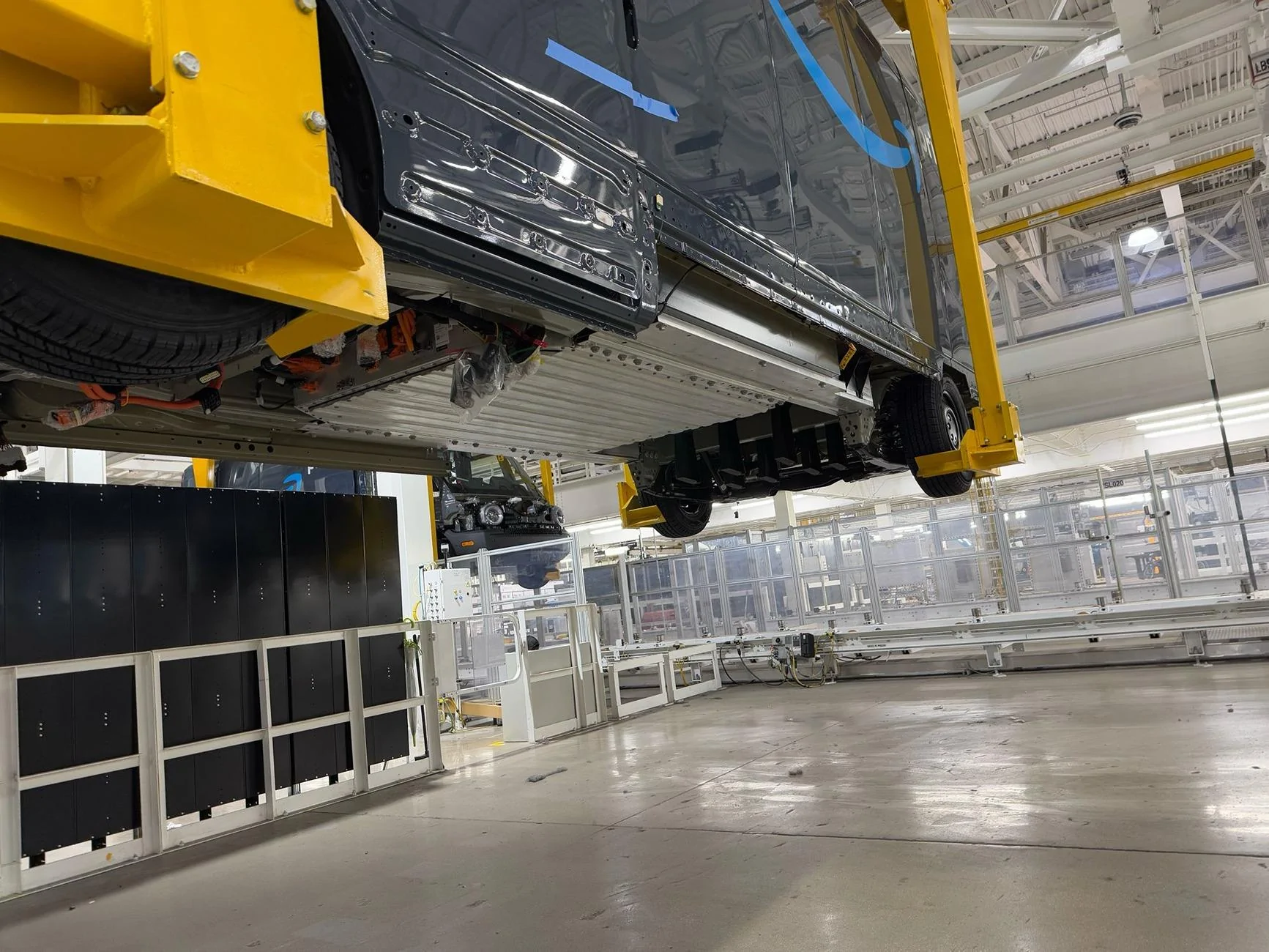 Rivian R1T R1S Factory tour look: Ascend RDU, Gen 2 parts, battery packs, EDV & more -- AMA GeToUb6XMAAc06-