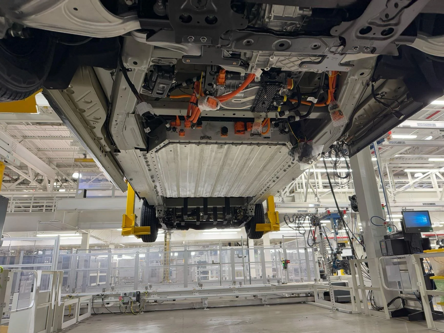 Rivian R1T R1S Factory tour look: Ascend RDU, Gen 2 parts, battery packs, EDV & more -- AMA GeToUJmXUAA6OdG