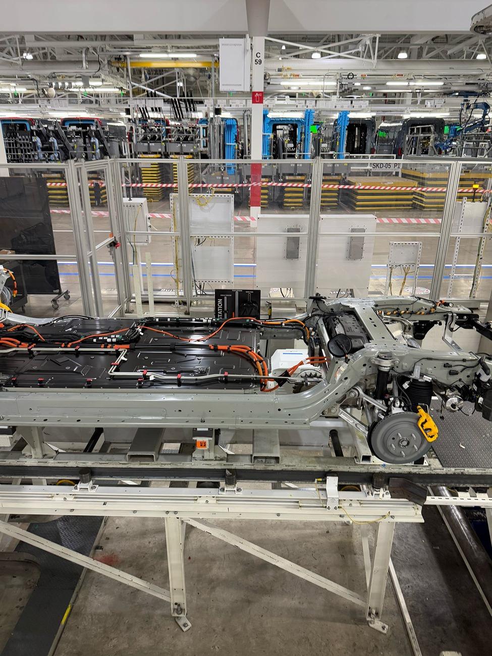 Rivian R1T R1S Factory tour look: Ascend RDU, Gen 2 parts, battery packs, EDV & more -- AMA GeUq93rXIAA6PY5