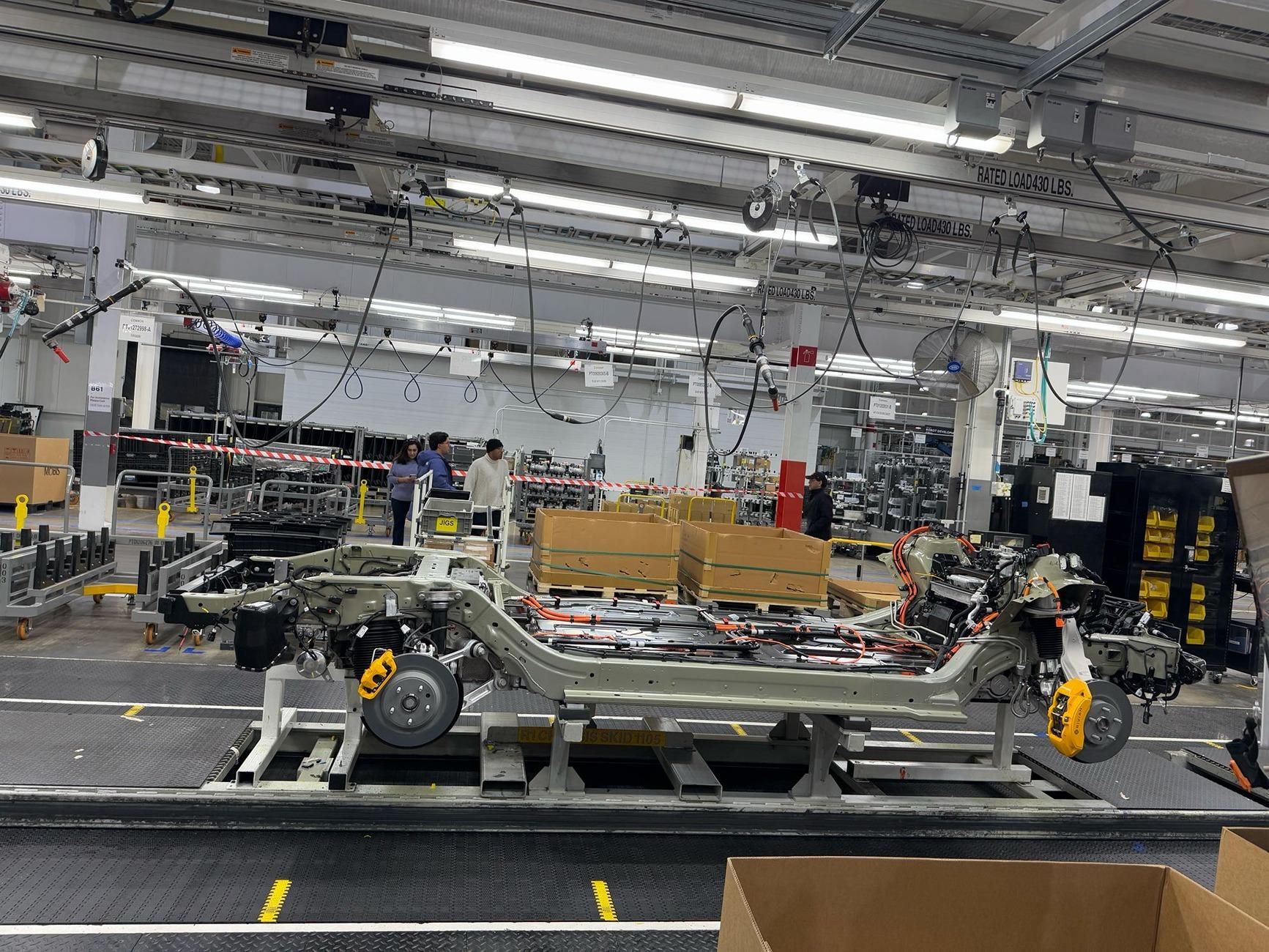 Rivian R1T R1S Factory tour look: Ascend RDU, Gen 2 parts, battery packs, EDV & more -- AMA GeUq9l3WMAA8avn
