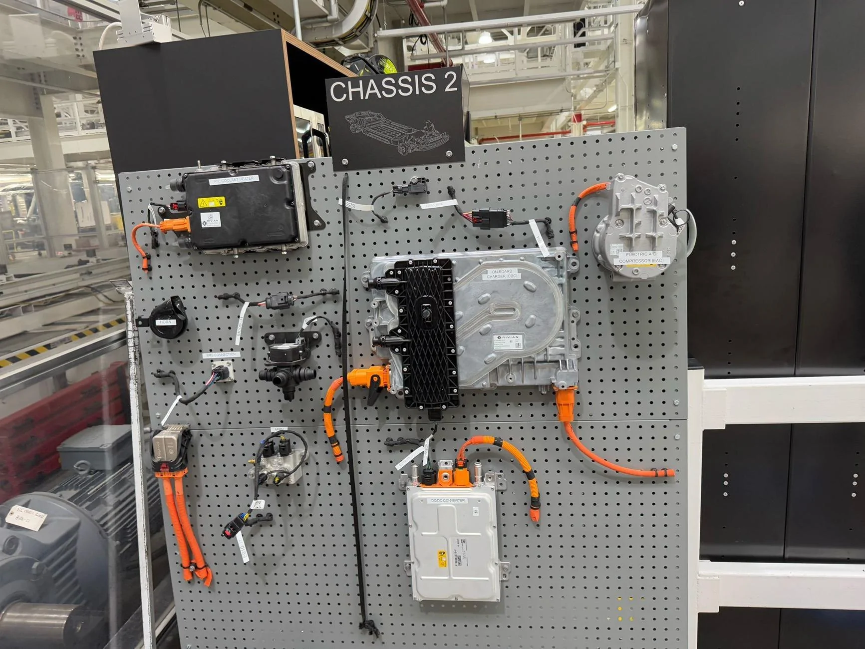 Rivian R1T R1S Factory tour look: Ascend RDU, Gen 2 parts, battery packs, EDV & more -- AMA GeXtJgPWwAkY9W3
