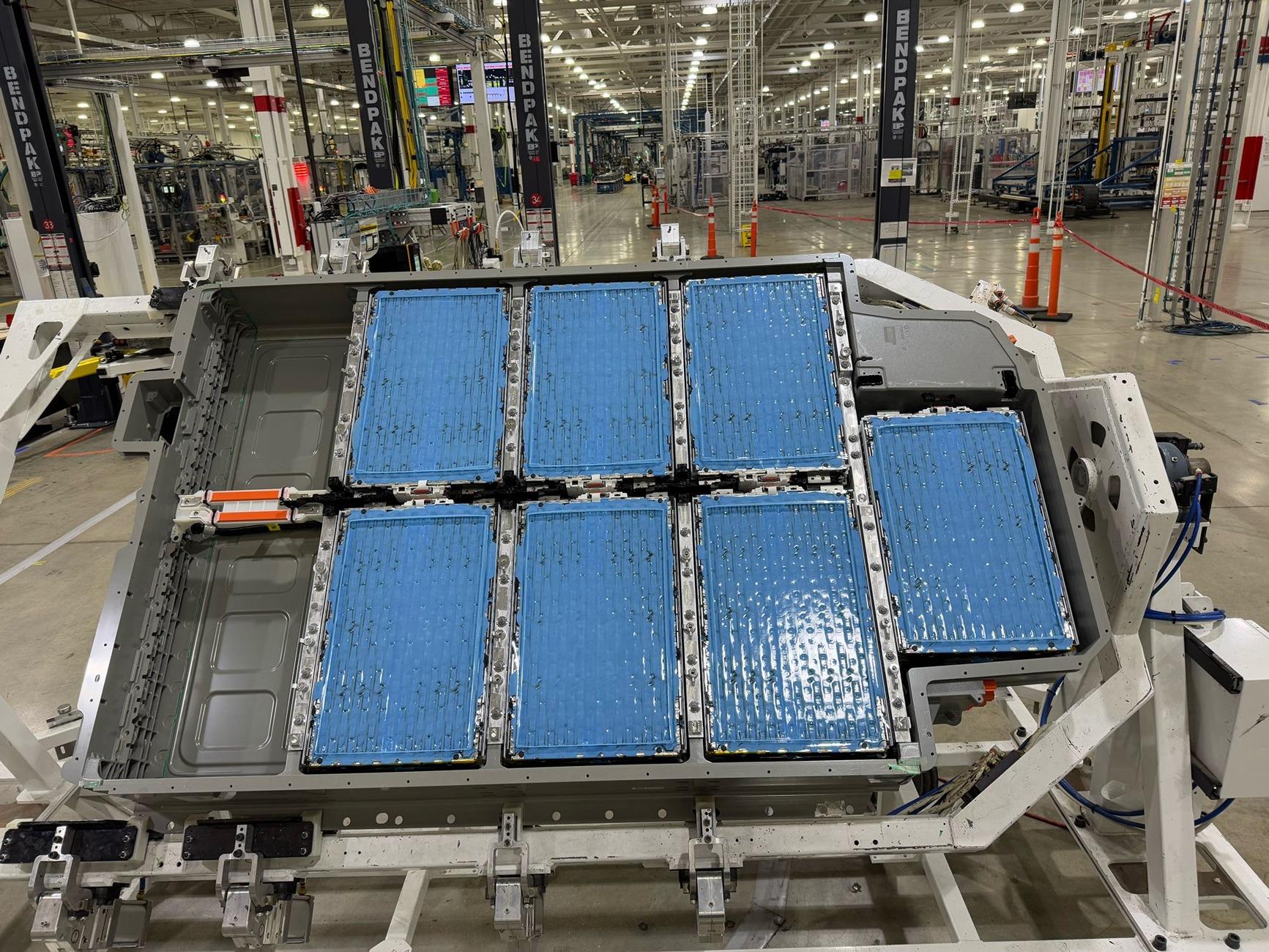 Rivian R1T R1S Factory tour look: Ascend RDU, Gen 2 parts, battery packs, EDV & more -- AMA GeTmFVUXoAAKOMO