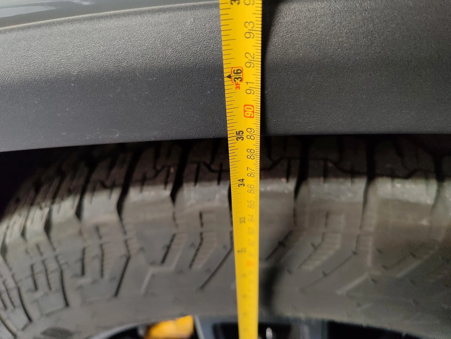 Rivian R1T R1S Suspension heigh difference between the wheels - what is considered normal? 1734643362579-vt