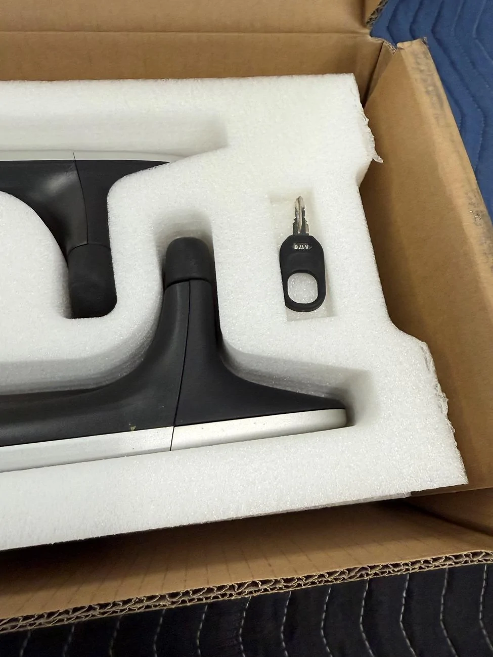 Rivian R1T R1S OEM Silver Crossbars s crossbars4