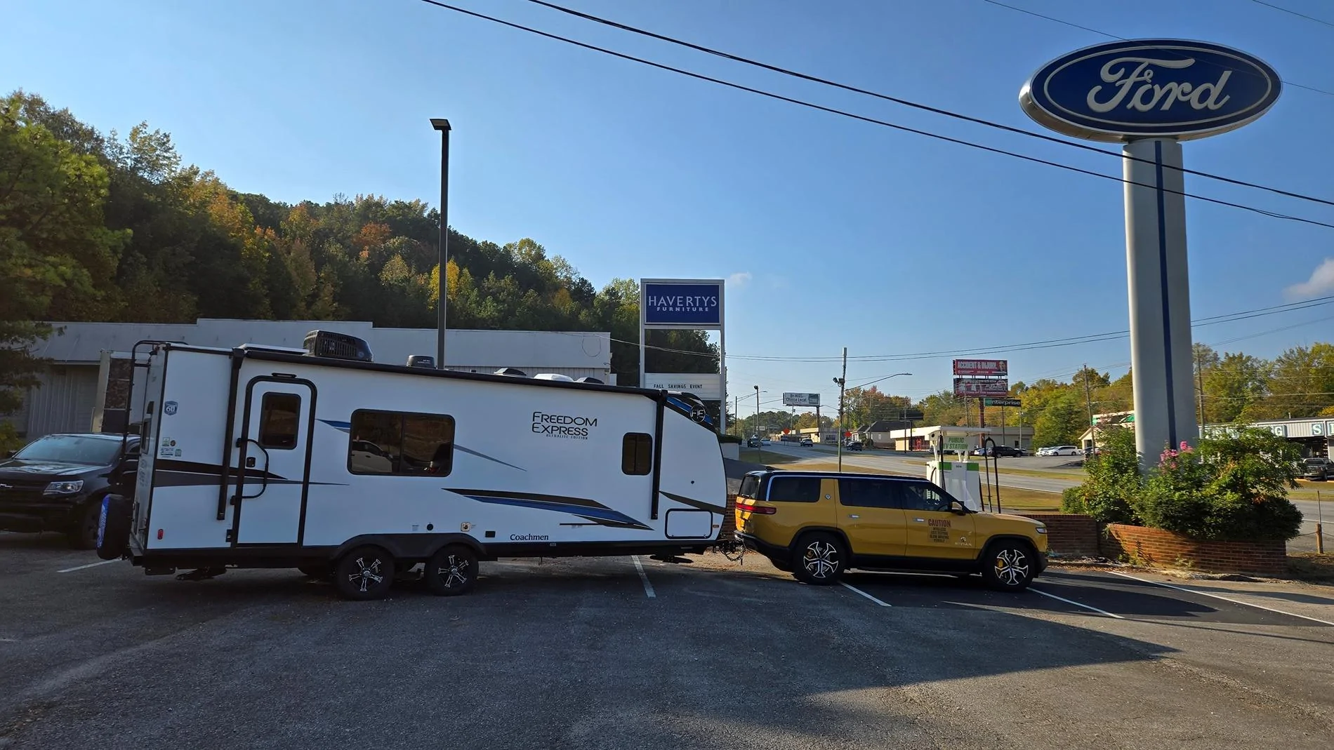 Rivian R1T R1S ? COMPASS YELLOW R1S  Photos 20241029_093526