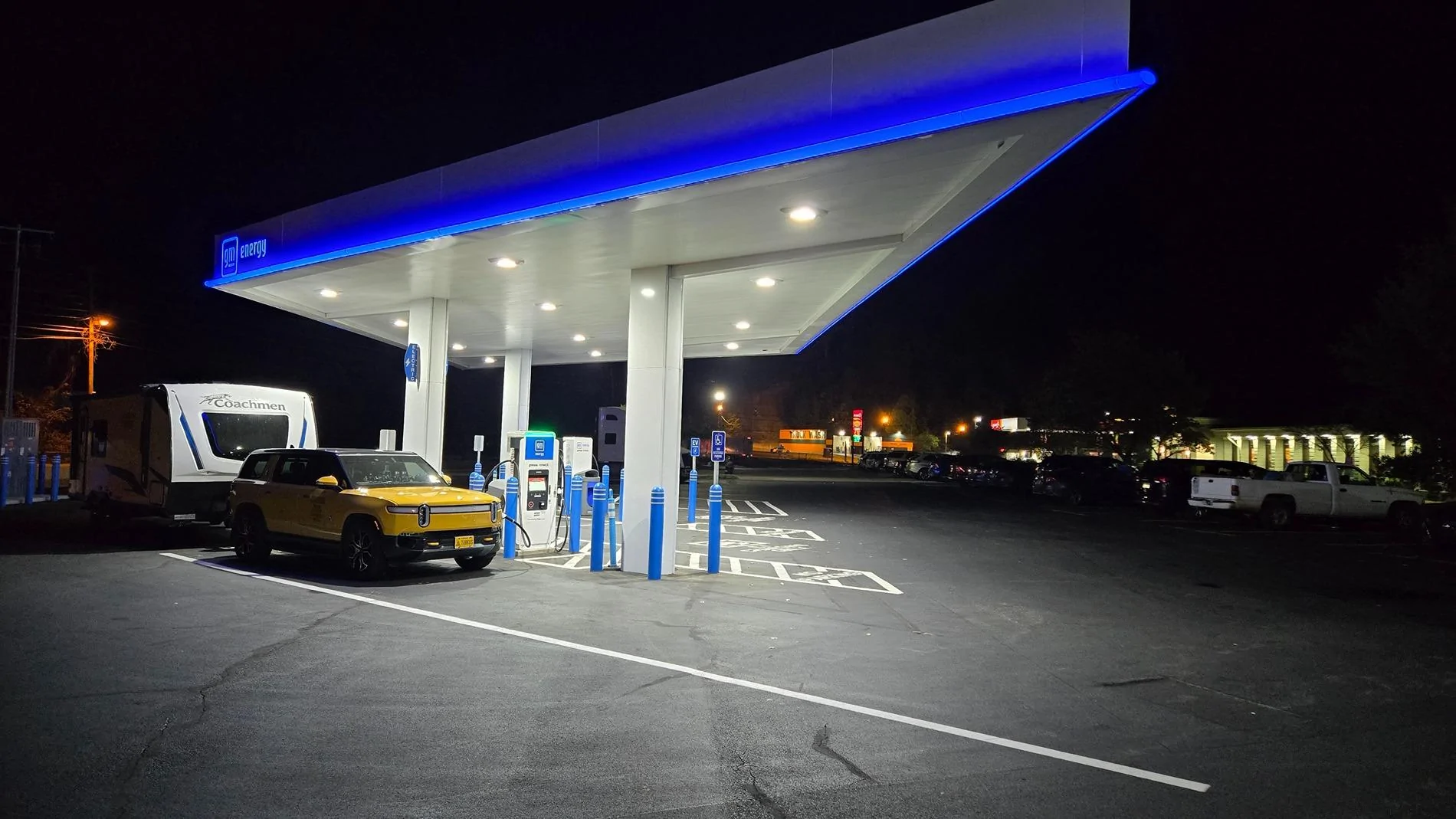 Rivian R1T R1S ? COMPASS YELLOW R1S  Photos 20241028_204106