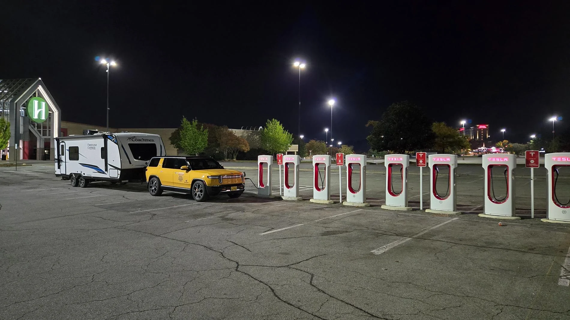 Rivian R1T R1S ? COMPASS YELLOW R1S  Photos 20241028_223807