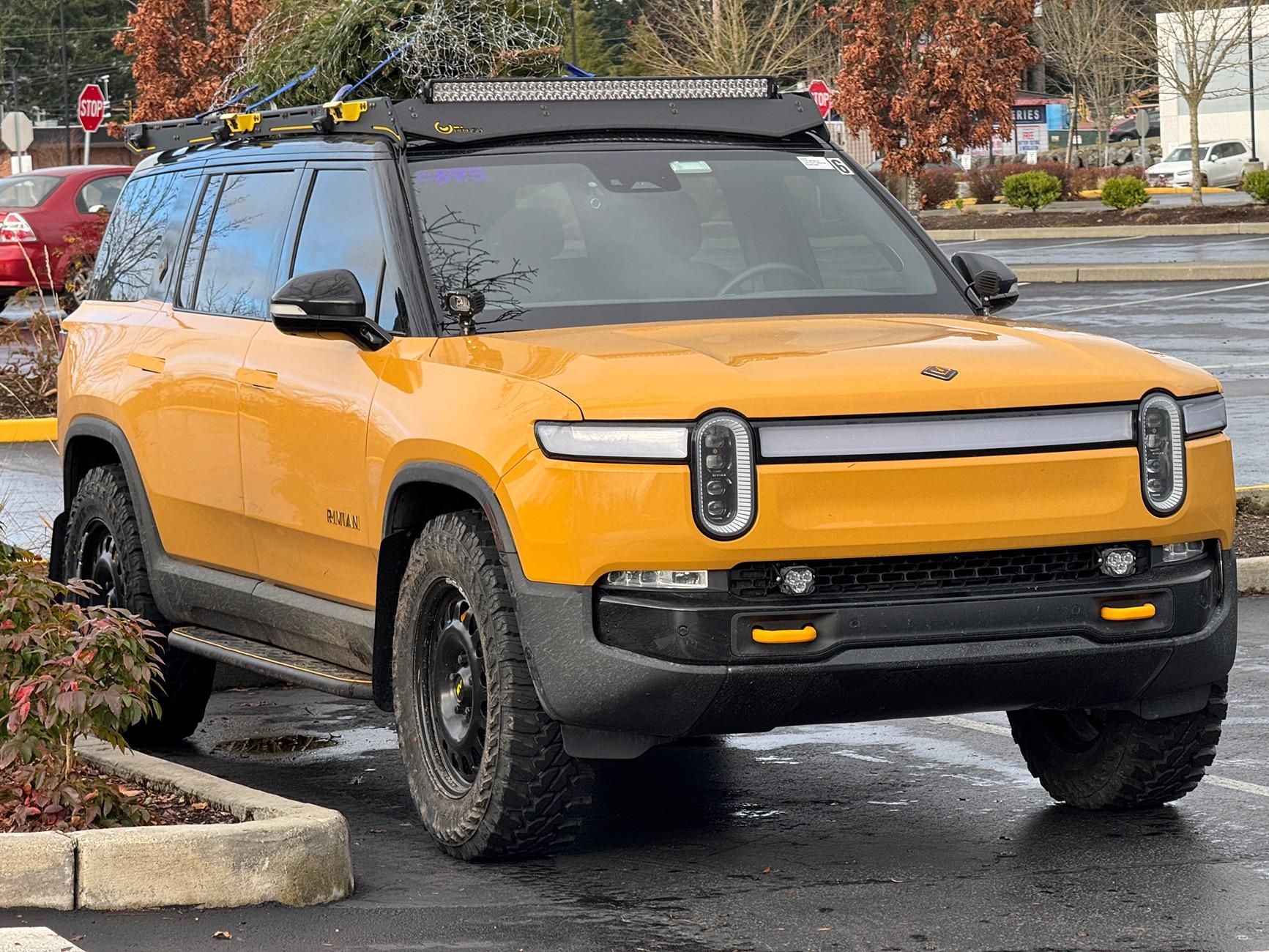 Rivian R1T R1S ? COMPASS YELLOW R1S  Photos IMG_1134