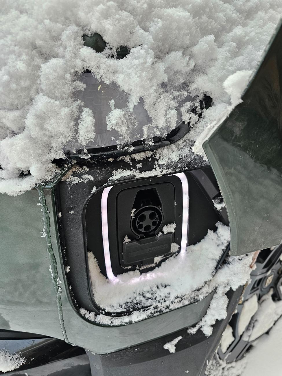 Rivian R1T R1S Tonneau open or closed during snow? 20241213_083049