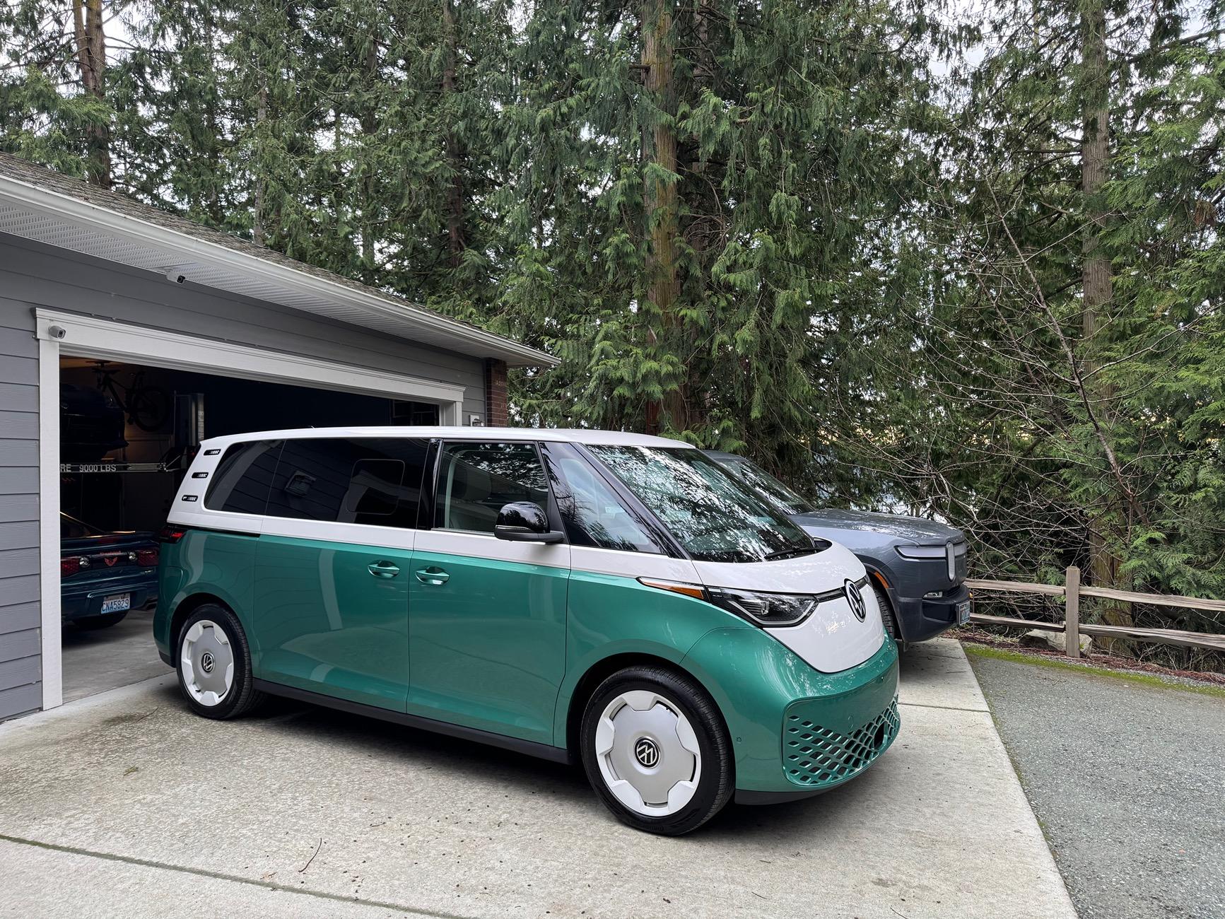 Rivian R1T R1S Finally saw an ID Buzz 1736617971472-i2
