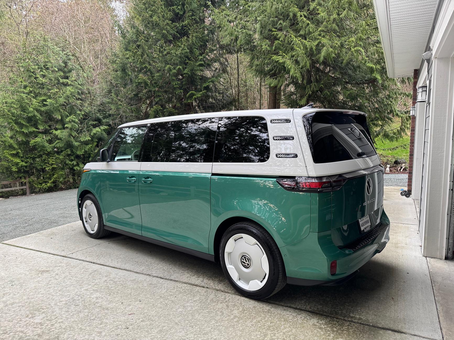 Rivian R1T R1S Finally saw an ID Buzz 1736618018834-l4