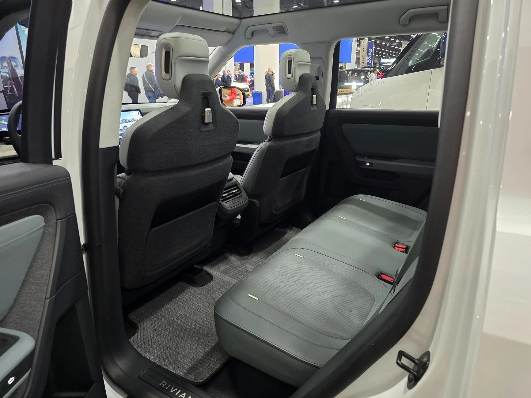 Rivian R1T R1S R2 @ 2025 Detroit Auto Show GhGtH_rWwAARu9C