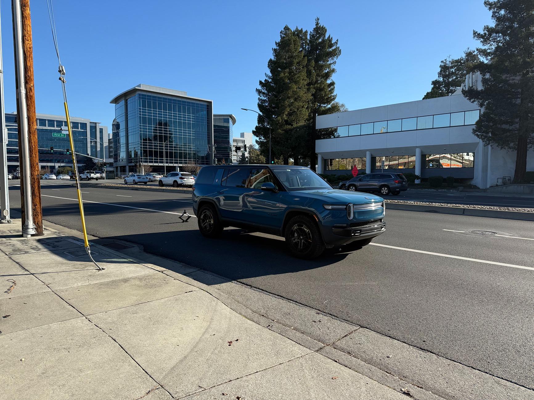 Rivian R1T R1S Major Safety Concern: Brand-New 2025 Rivian R1S Died in Traffic—No Hazards or Movement IMG_0439