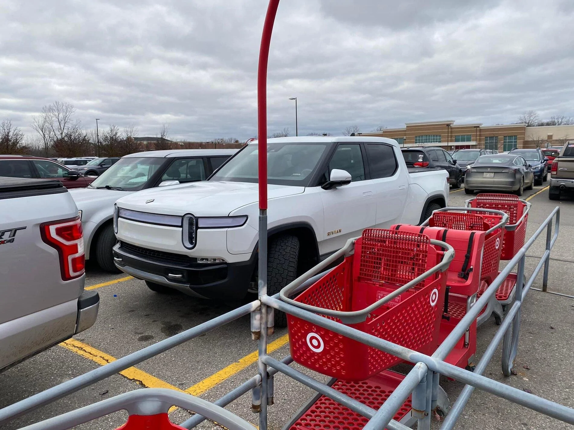Rivian R1T R1S GLACIER WHITE R1T  Photos 260231148_575983776837102_8848565772764237825_n