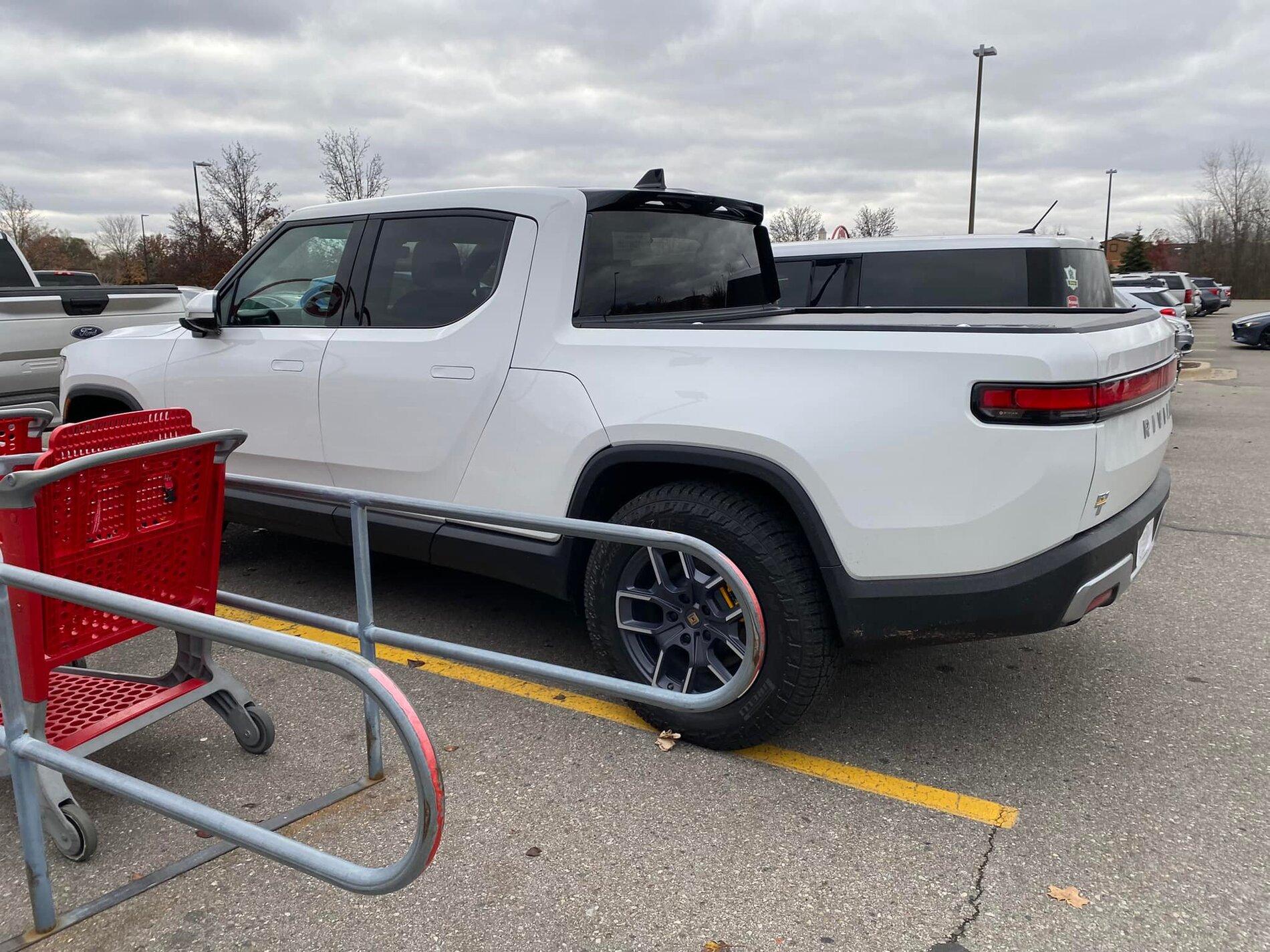 Rivian R1T R1S GLACIER WHITE R1T  Photos 260190928_575983783503768_4324871848724095229_n