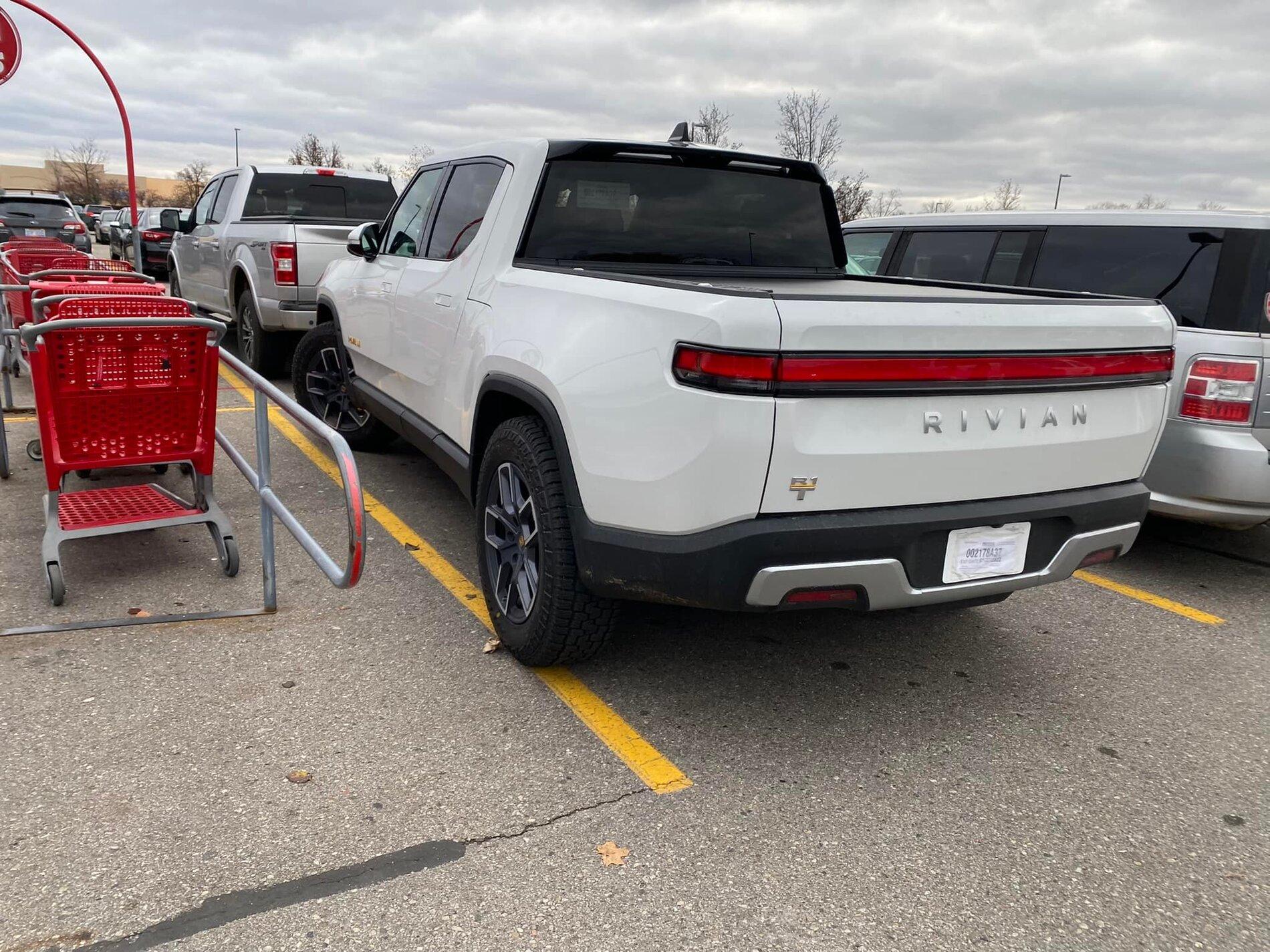 Rivian R1T R1S GLACIER WHITE R1T  Photos 260223691_575983816837098_4429991736098217510_n