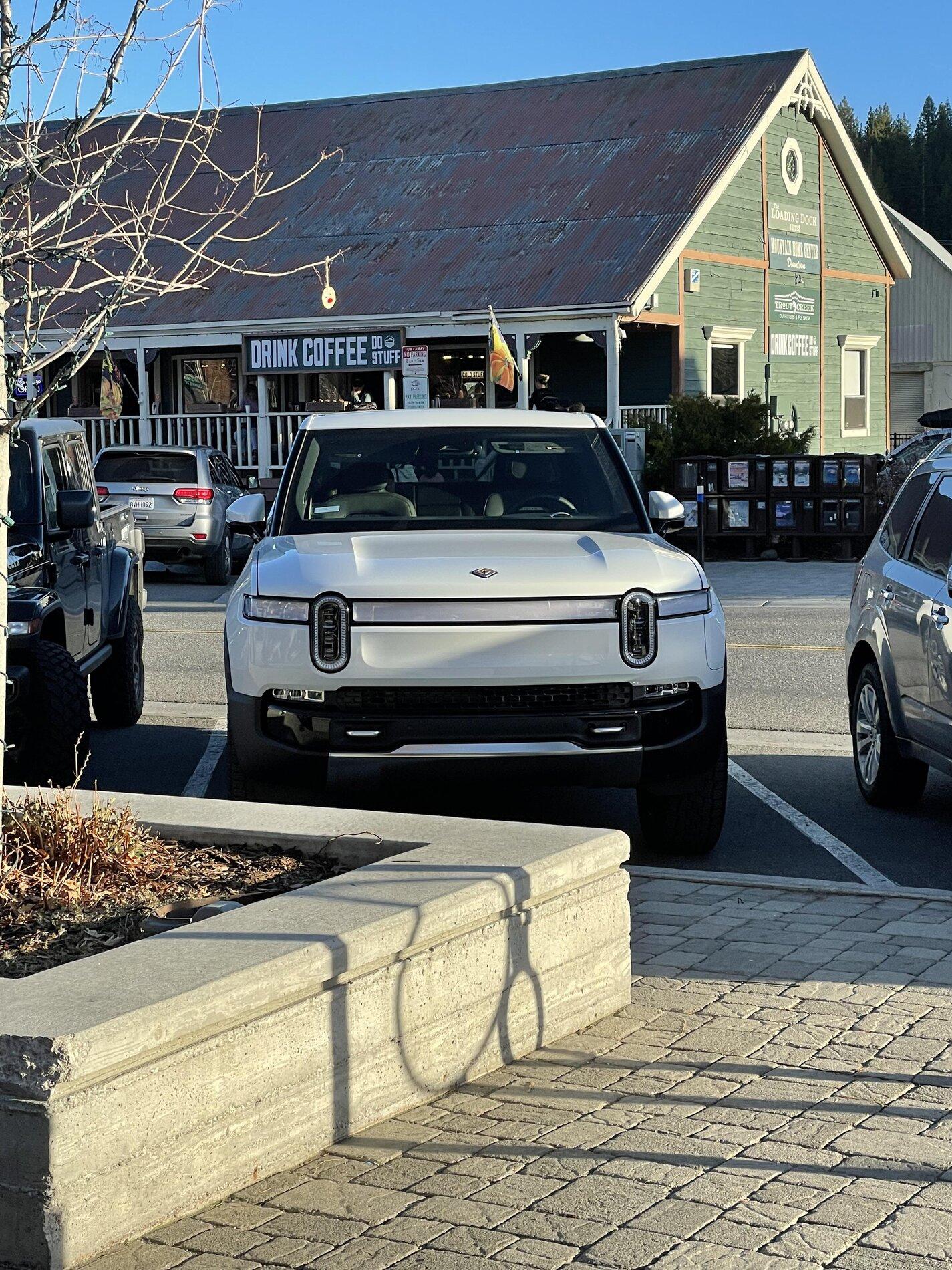 Rivian R1T R1S GLACIER WHITE R1T  Photos zaepbvur38281