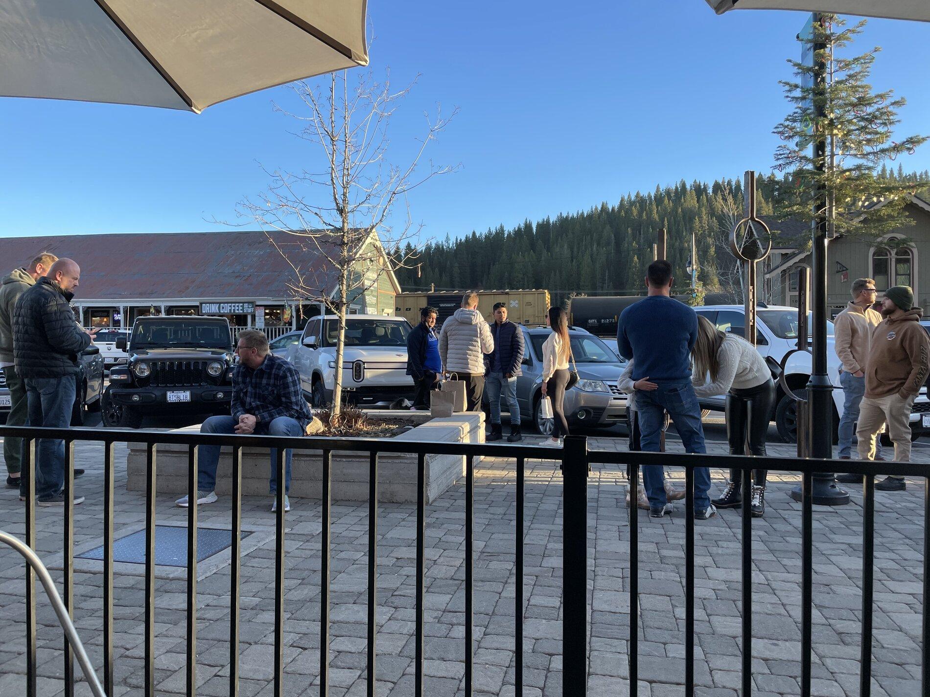 Rivian R1T R1S GLACIER WHITE R1T  Photos 00CDE3CB-0B53-4F12-86D5-9463F11FA379