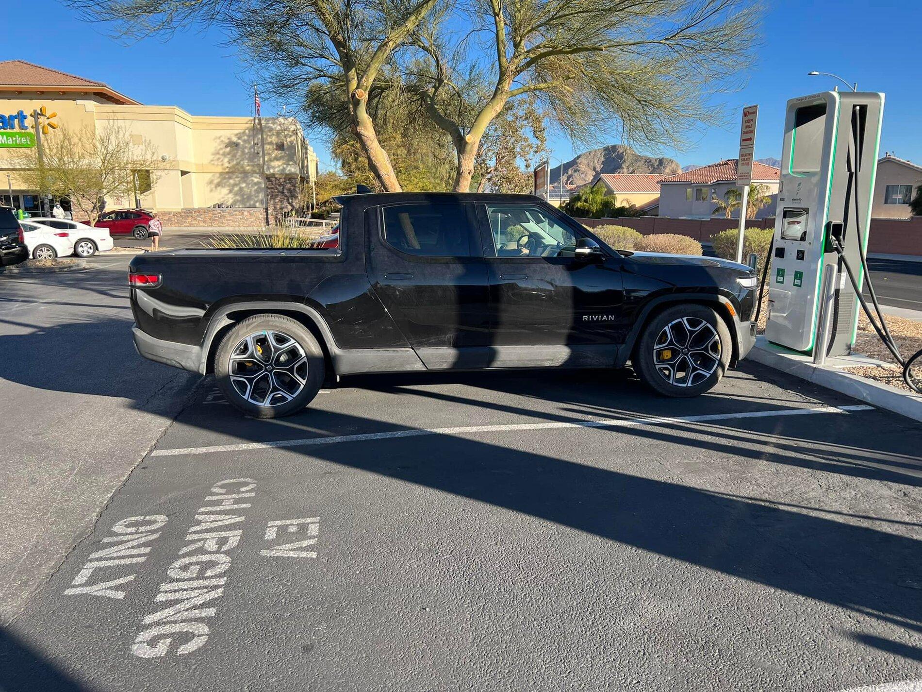 Rivian R1T R1S MIDNIGHT (Black) Rivian Photos Midnight Black Rivian R1T