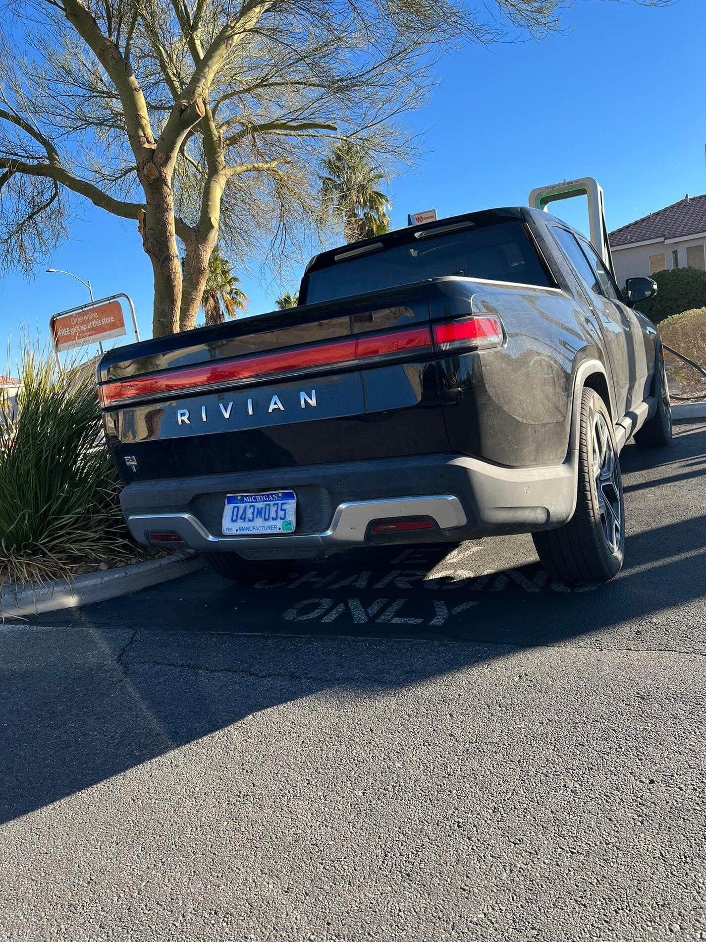 Rivian R1T R1S MIDNIGHT (Black) Rivian Photos Midnight Black Rivian R1T spotted