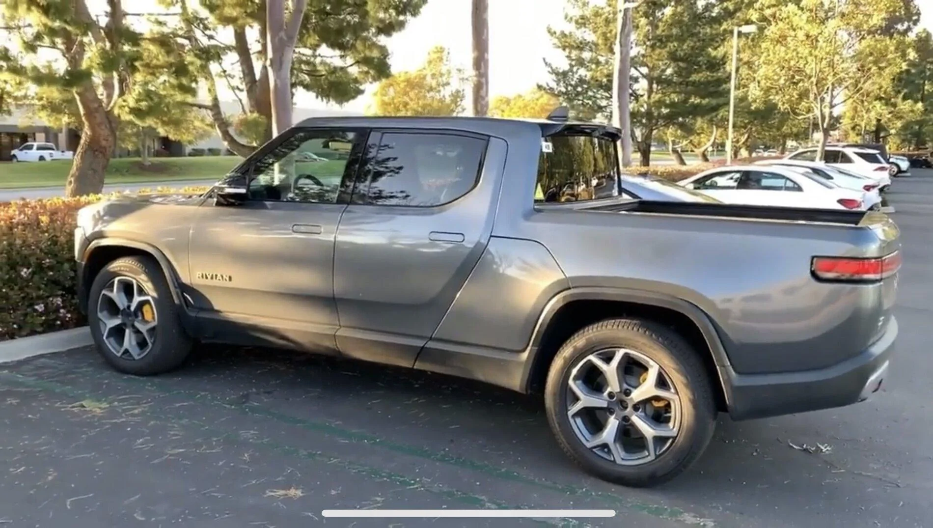 Rivian R1T R1S R1S Default 21” Road Tires, Aero Cover 3581E846-70E0-4DBE-B027-E992DE48F565