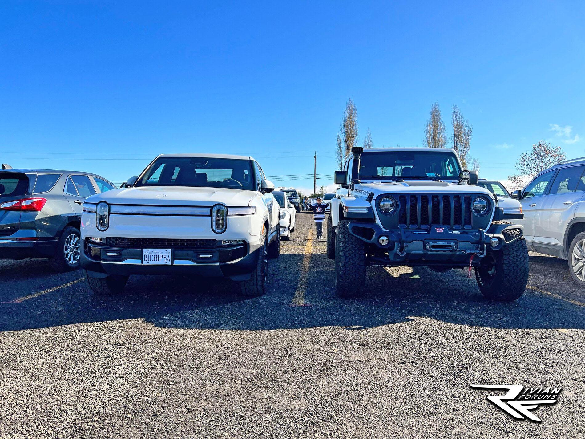 Rivian R1T R1S Rivian R1T vs Modified Jeep Gladiator side-by-side texjkwwdlt081 (1)