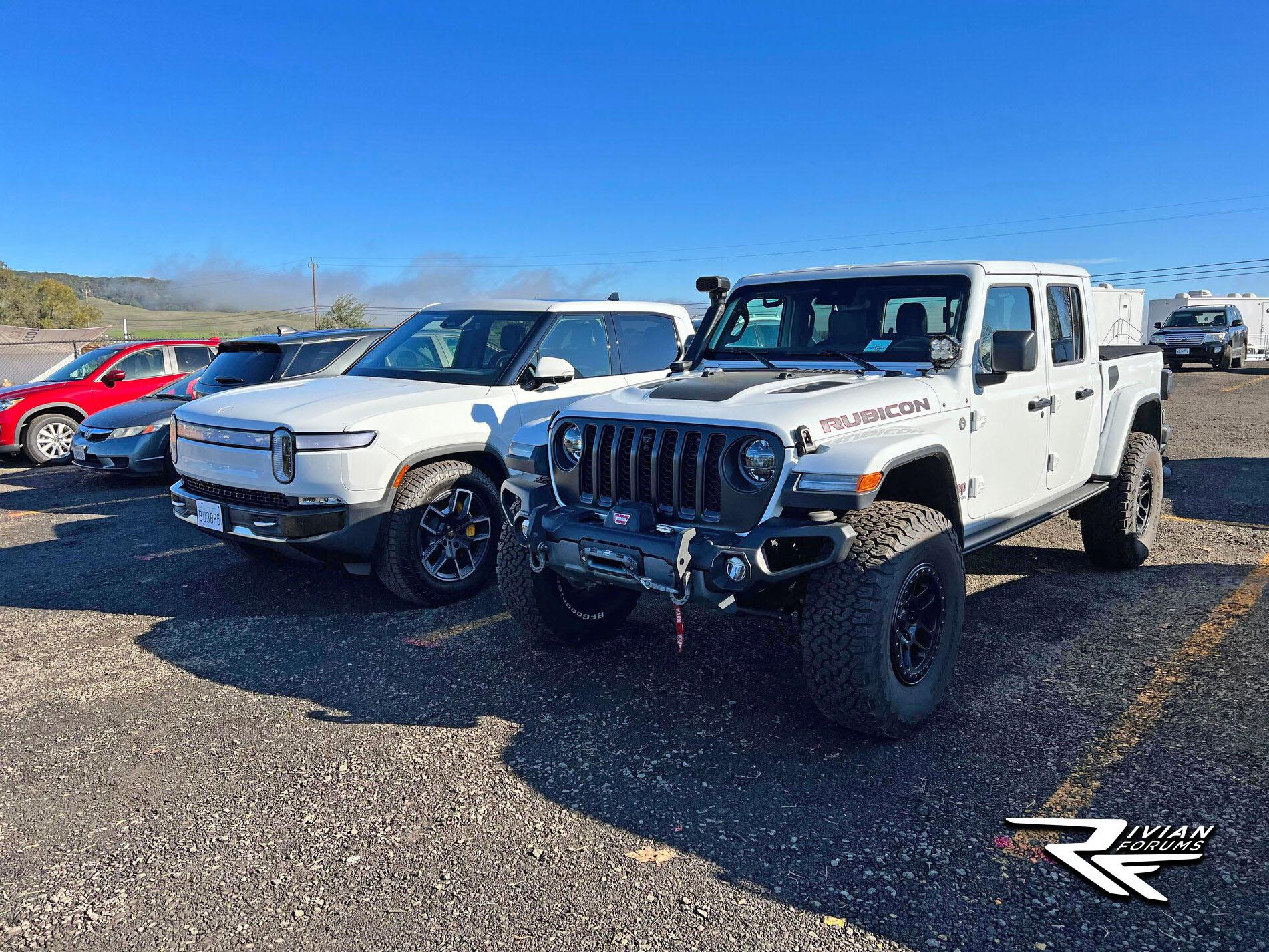 Rivian R1T R1S Rivian R1T vs Modified Jeep Gladiator side-by-side cydmuwwdlt081 (1)