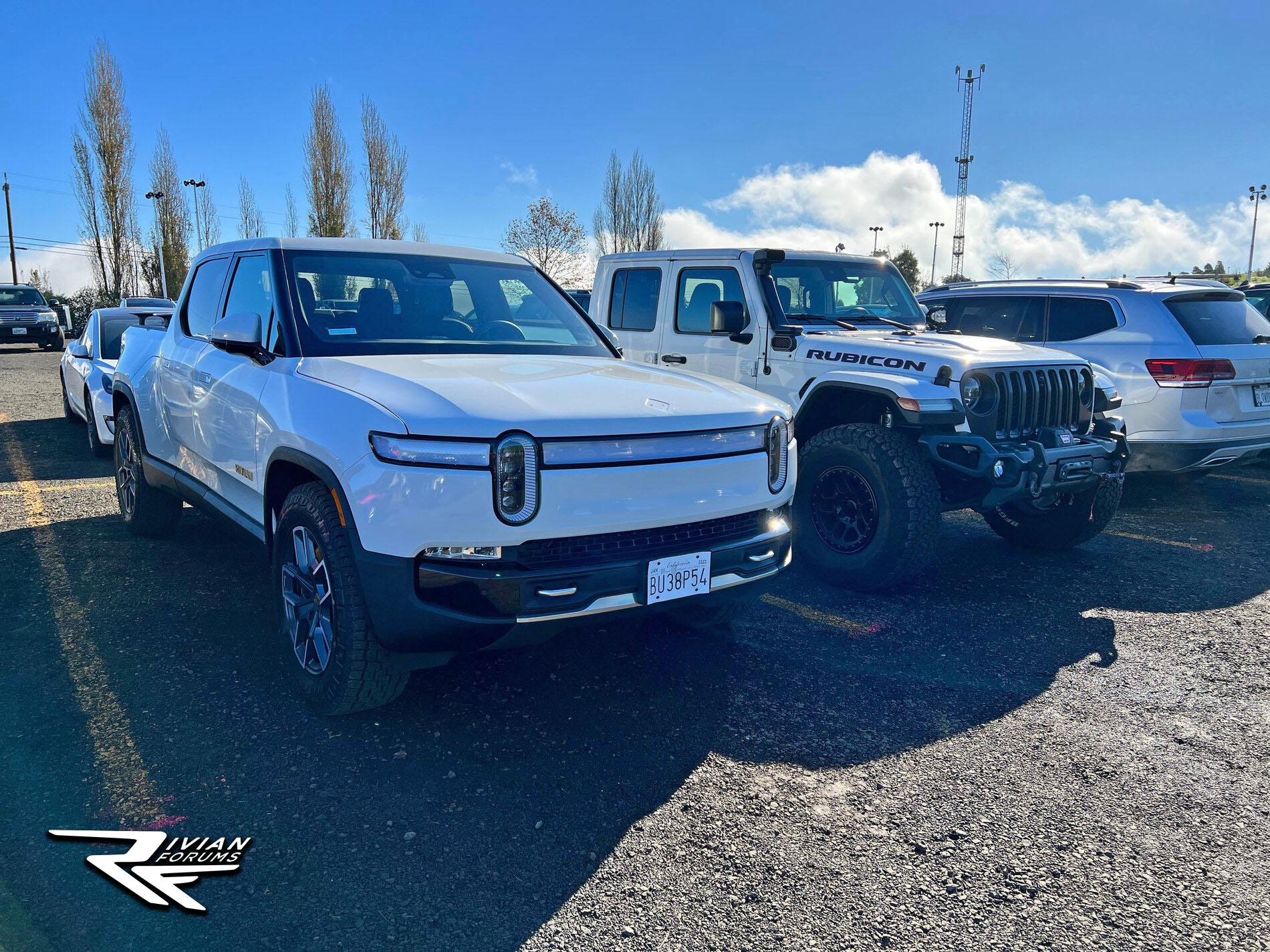 Rivian R1T R1S Rivian R1T vs Modified Jeep Gladiator side-by-side vr8v1xwdlt081 (1)