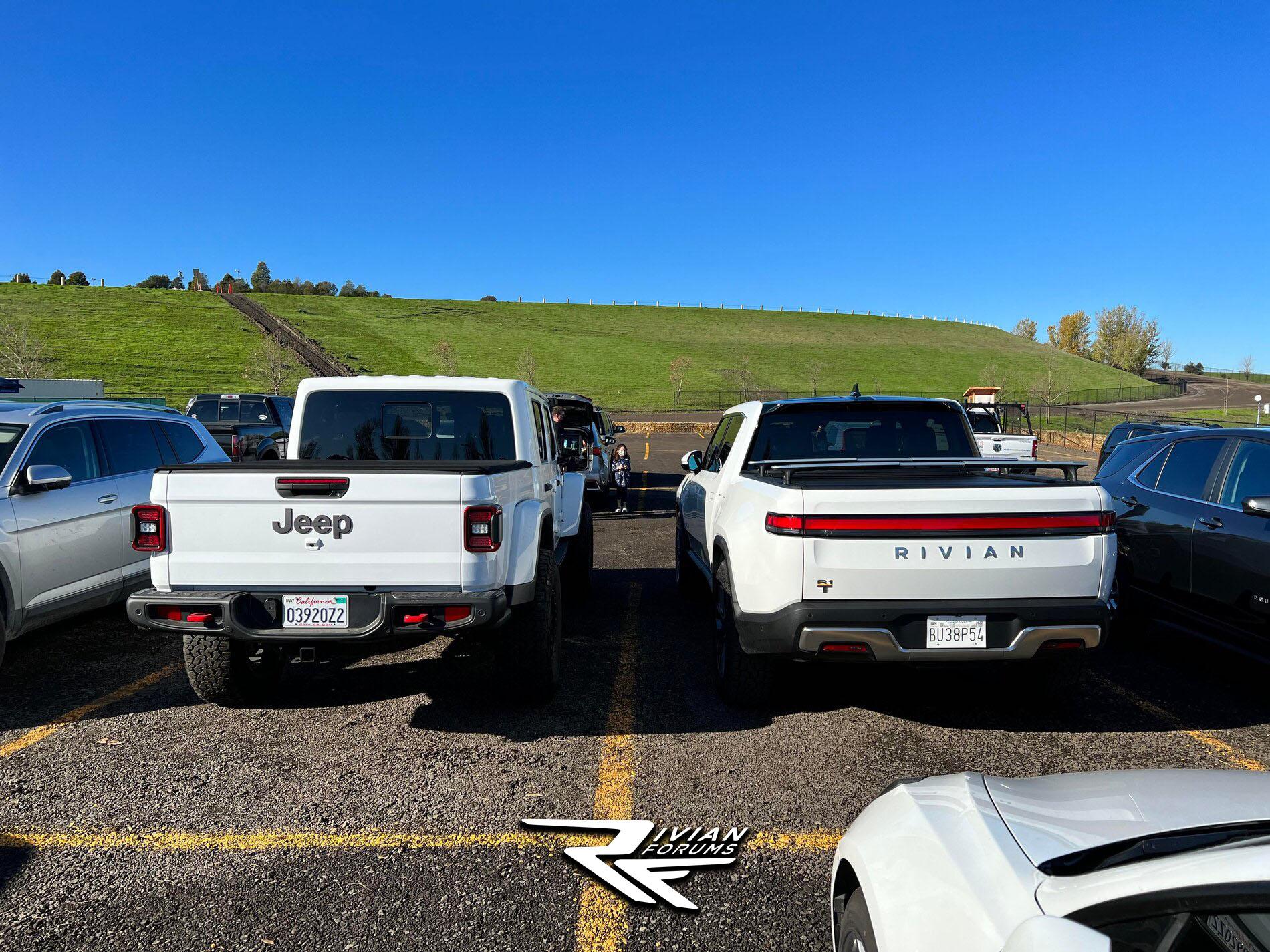 Rivian R1T R1S Rivian R1T vs Modified Jeep Gladiator side-by-side caw03wwdlt081 (1)