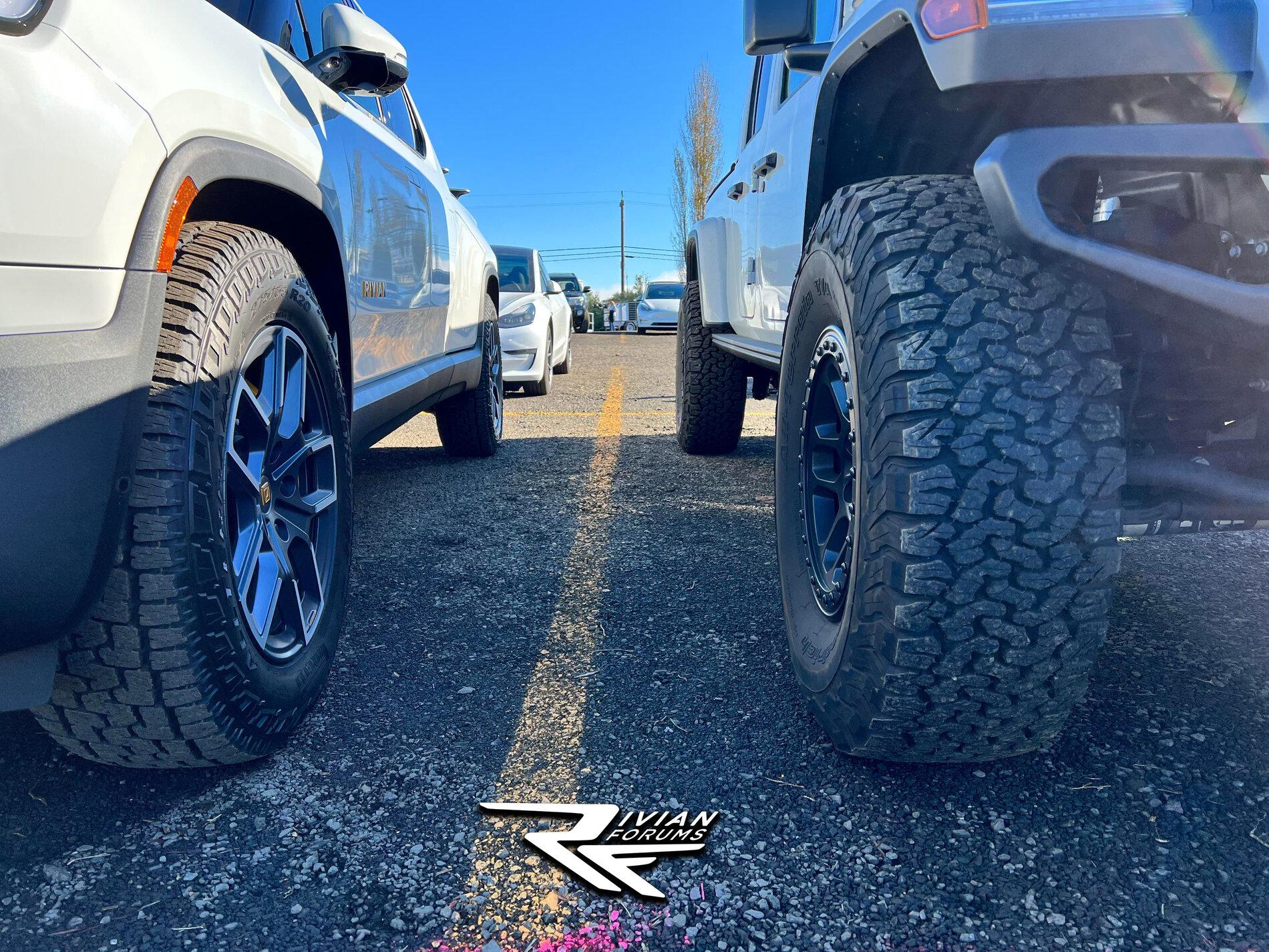 Rivian R1T R1S Rivian R1T vs Modified Jeep Gladiator side-by-side qfu8yywdlt081
