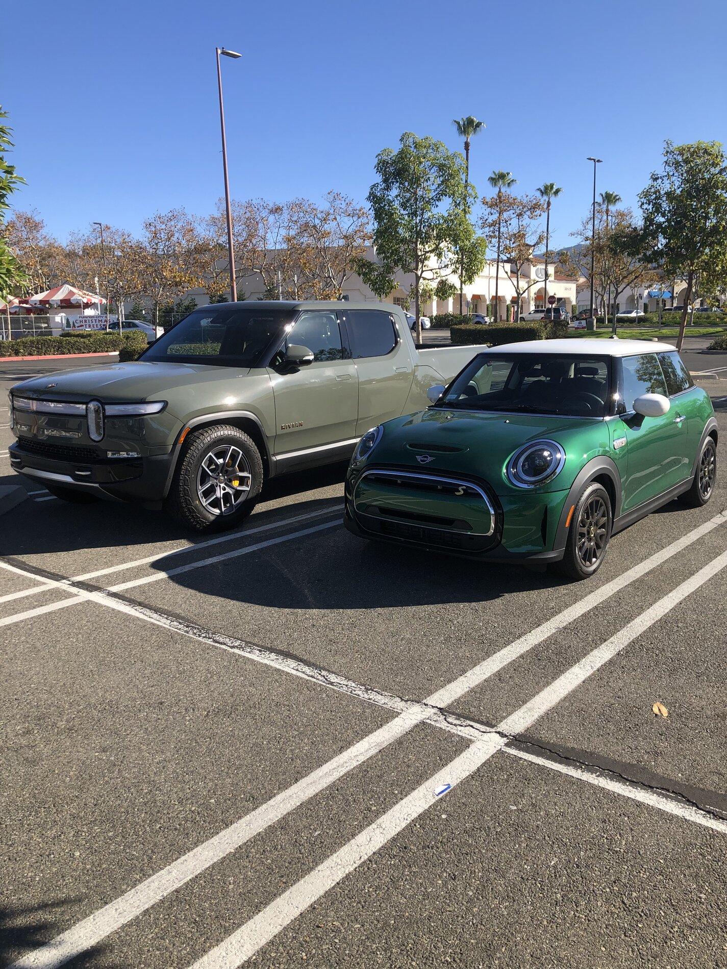 Rivian R1T R1S Practically The Same Size? 566C93B2-BF8F-468A-9CA5-1CD0DD38D2F6