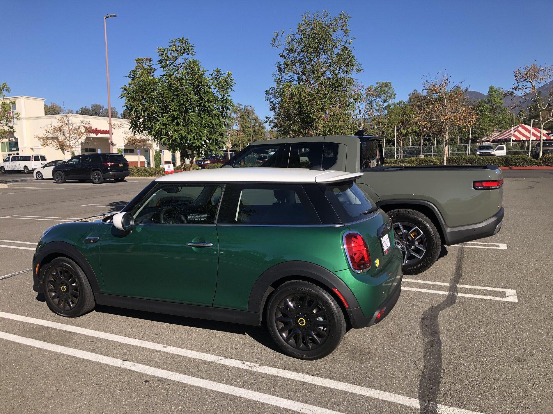 Rivian R1T R1S Practically The Same Size? B5365BFD-E76B-42BD-906B-8ADF55776583