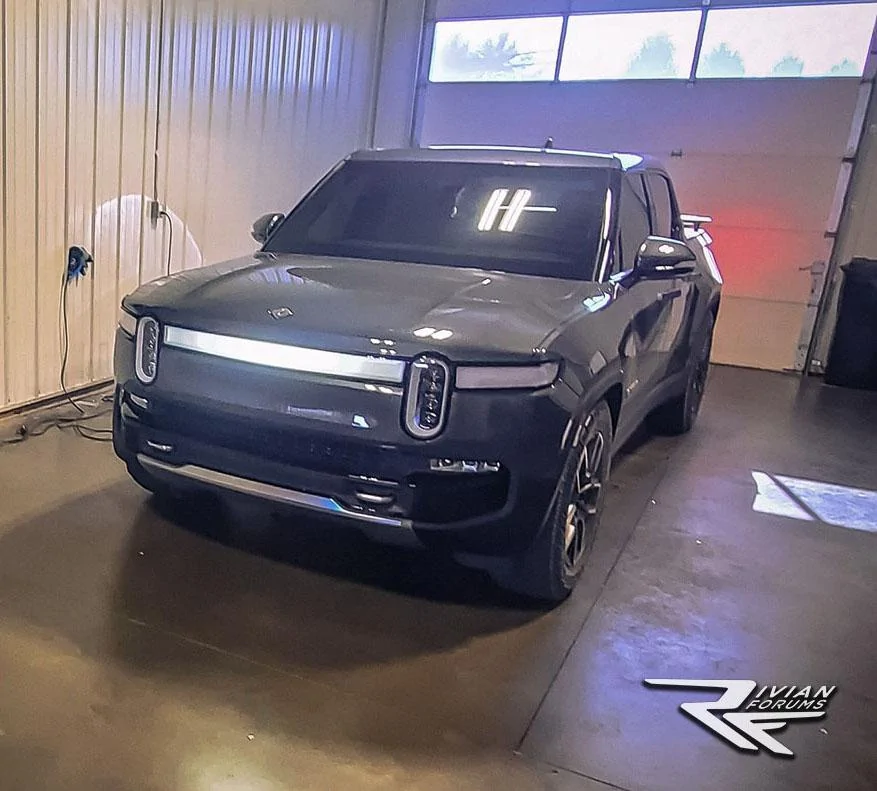 Rivian R1T R1S El CAP GRANITE Rivian Photos d-tail-lights-and-charging-status-light-bar-10-jpg