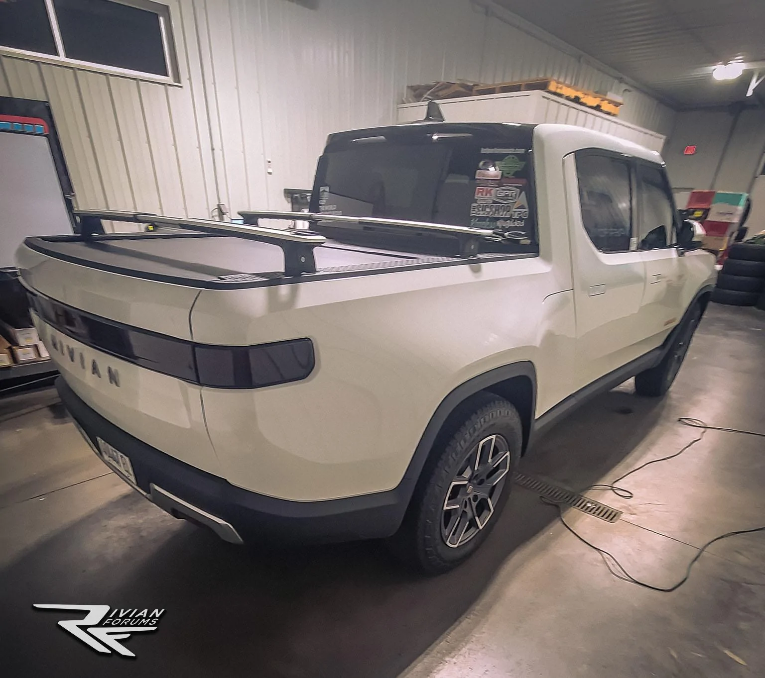 Rivian R1T R1S GLACIER WHITE R1T  Photos ed-tail-lights-and-charging-status-light-bar-2-jpg