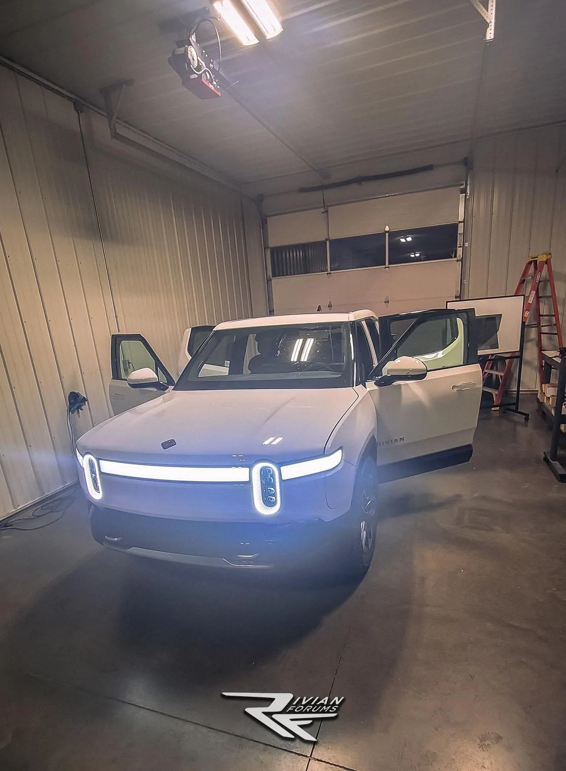 Rivian R1T R1S GLACIER WHITE R1T  Photos ed-tail-lights-and-charging-status-light-bar-6-jpg
