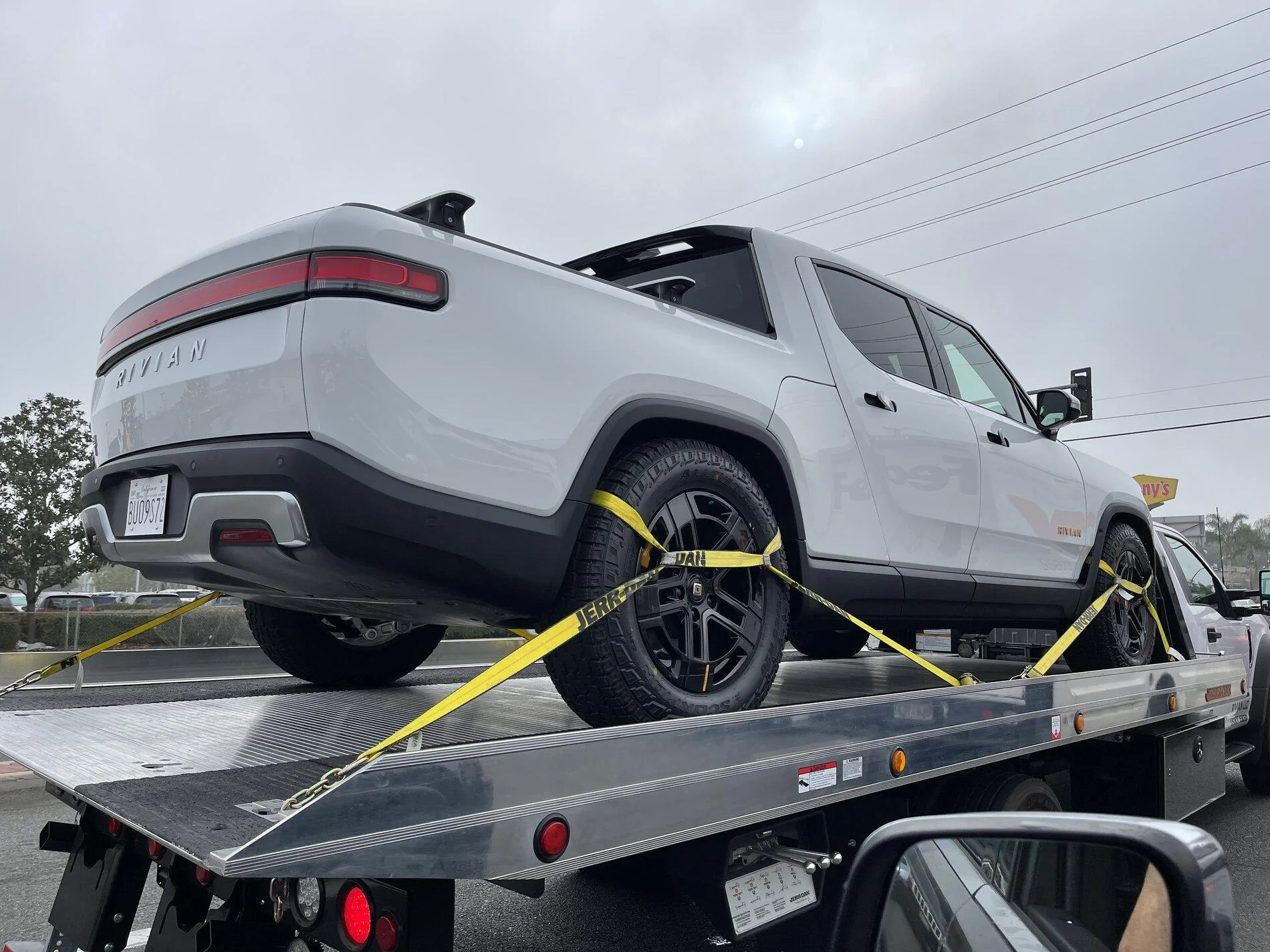 Rivian R1T R1S Real Rivian Photos & Videos BB1AE861-360E-47EB-A325-5DDF42A68187