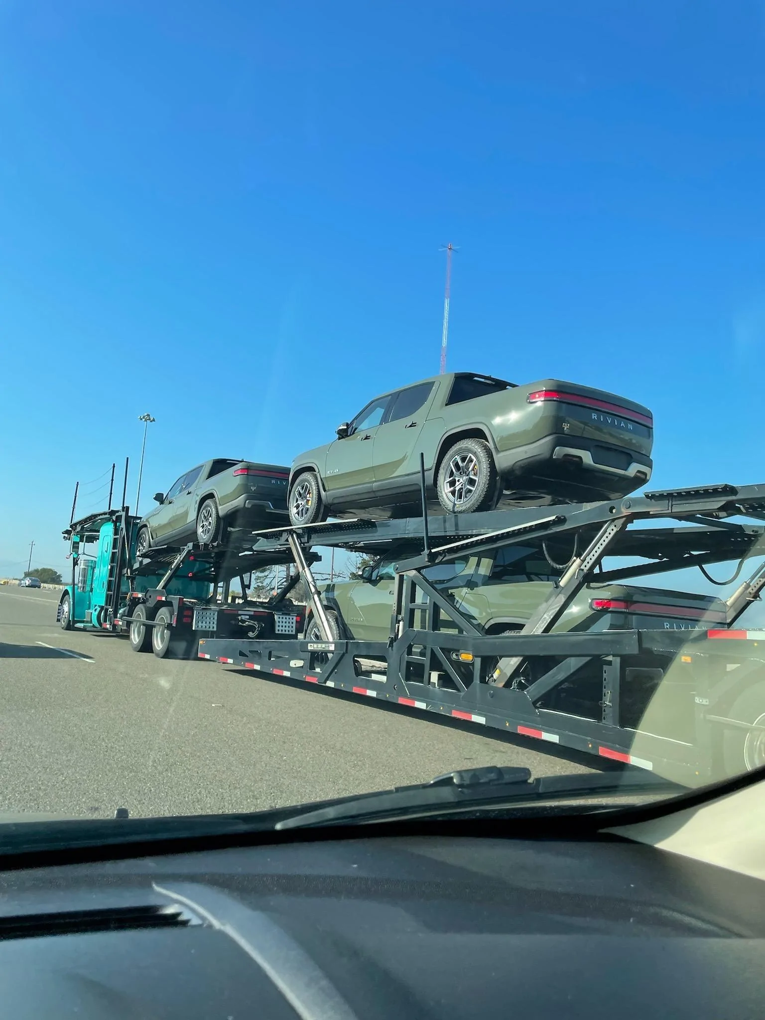 Rivian R1T R1S Many Launch Edition R1T spotted on transport! on7h0ttvd0381