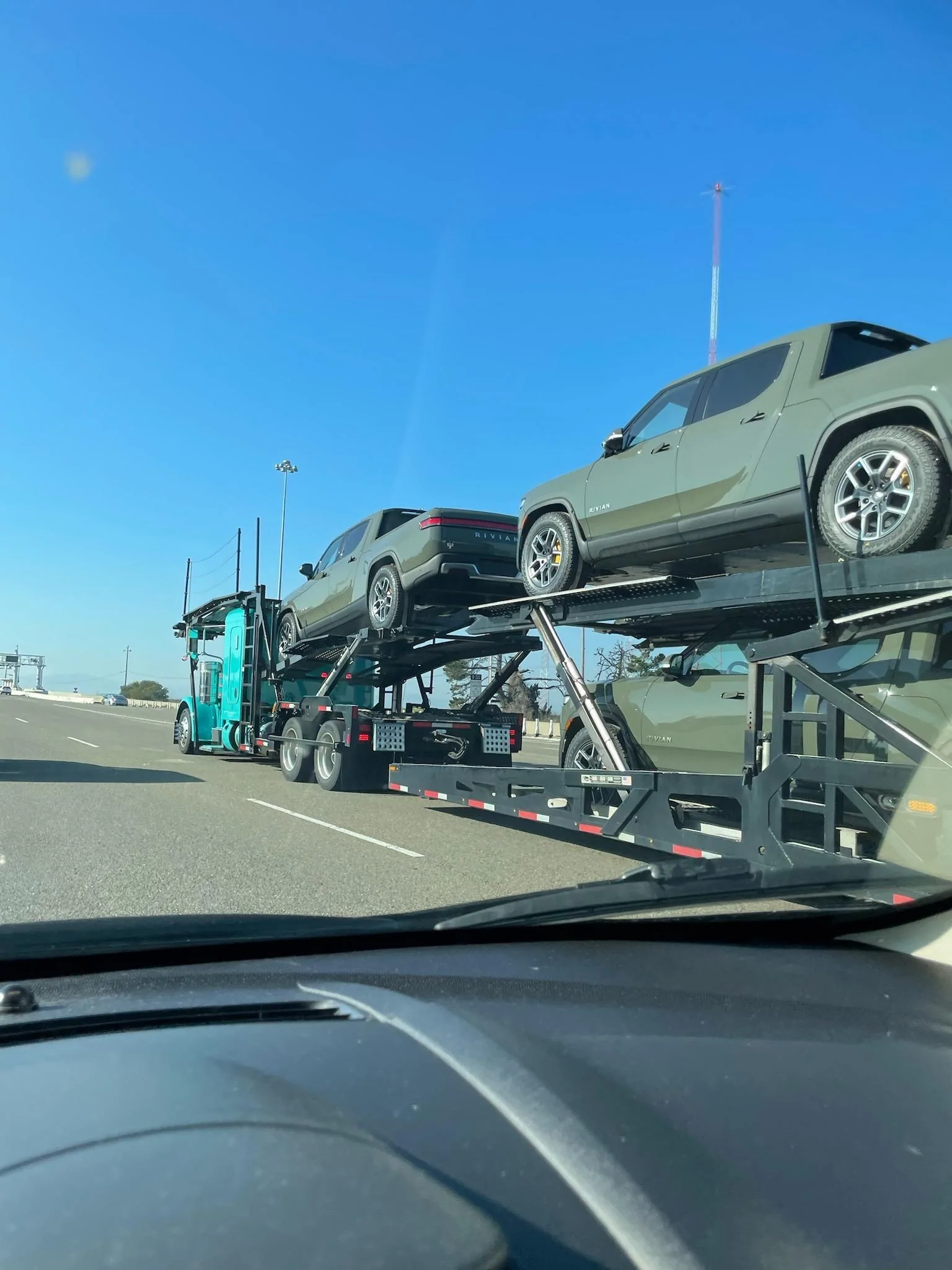 Rivian R1T R1S Many Launch Edition R1T spotted on transport! 5u7ut1rvd0381
