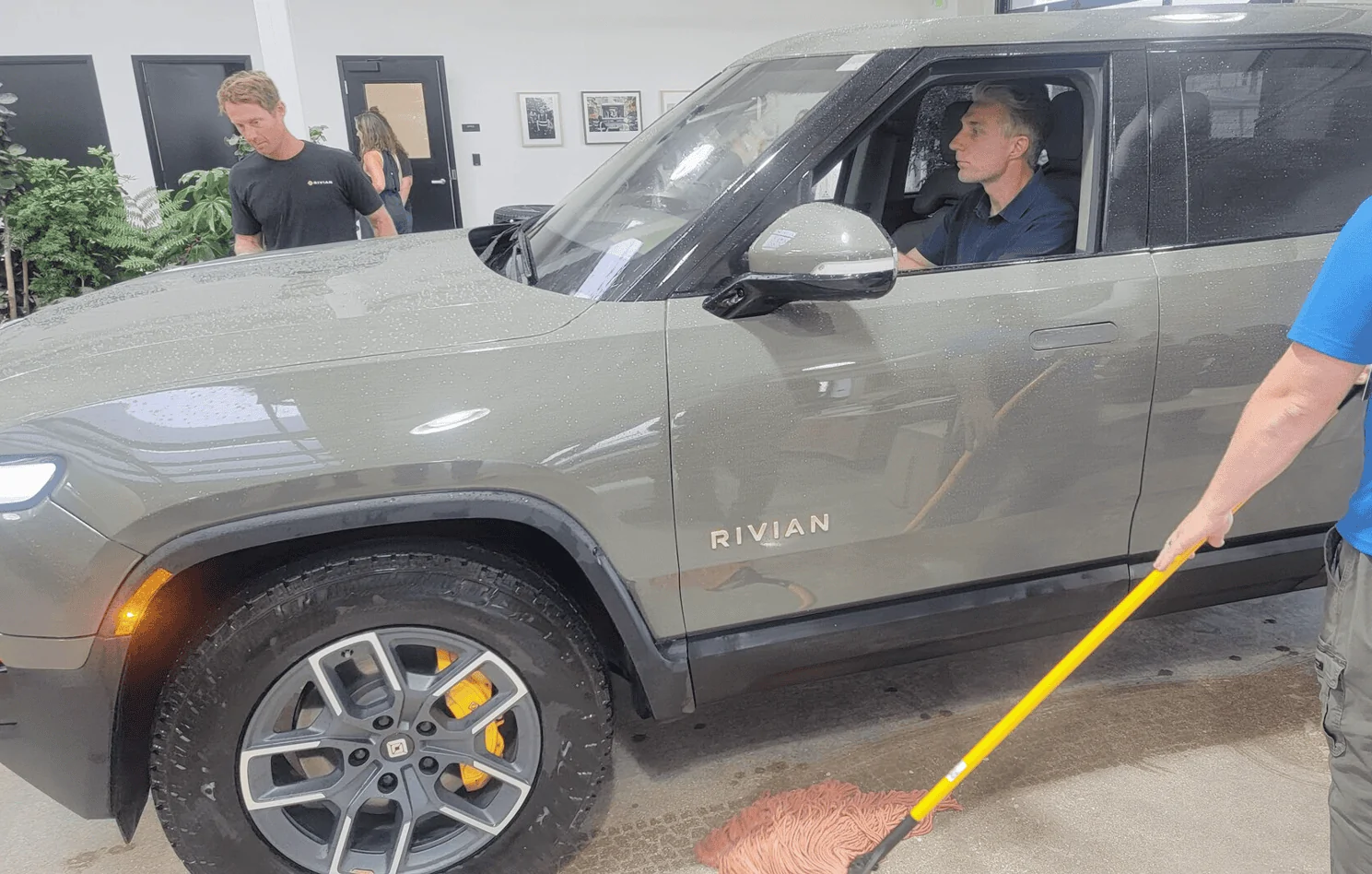 Rivian R1T R1S Many Launch Edition R1T spotted on transport! 1638471614472